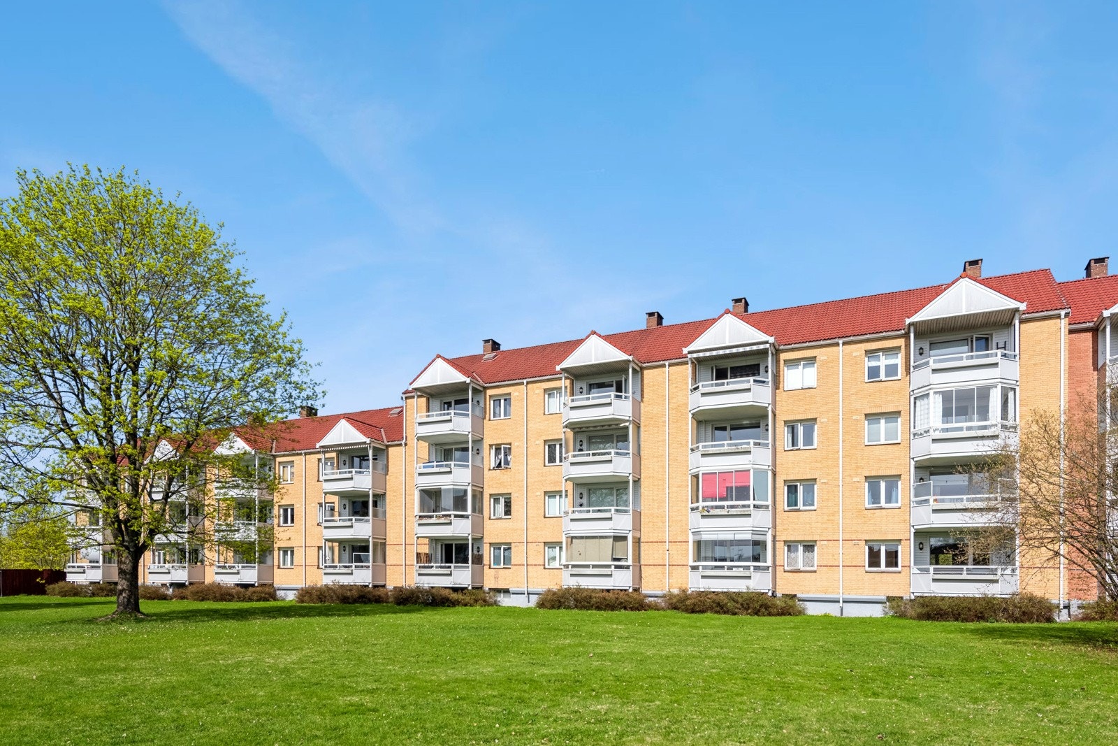 Blokken og balkongen ligger fint og solrikt til i populært og veldrevet brl. Galleribilde