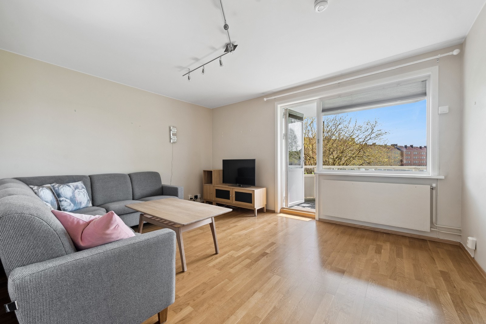 Stue med utgang til sydvestvendt balkong. Galleribilde