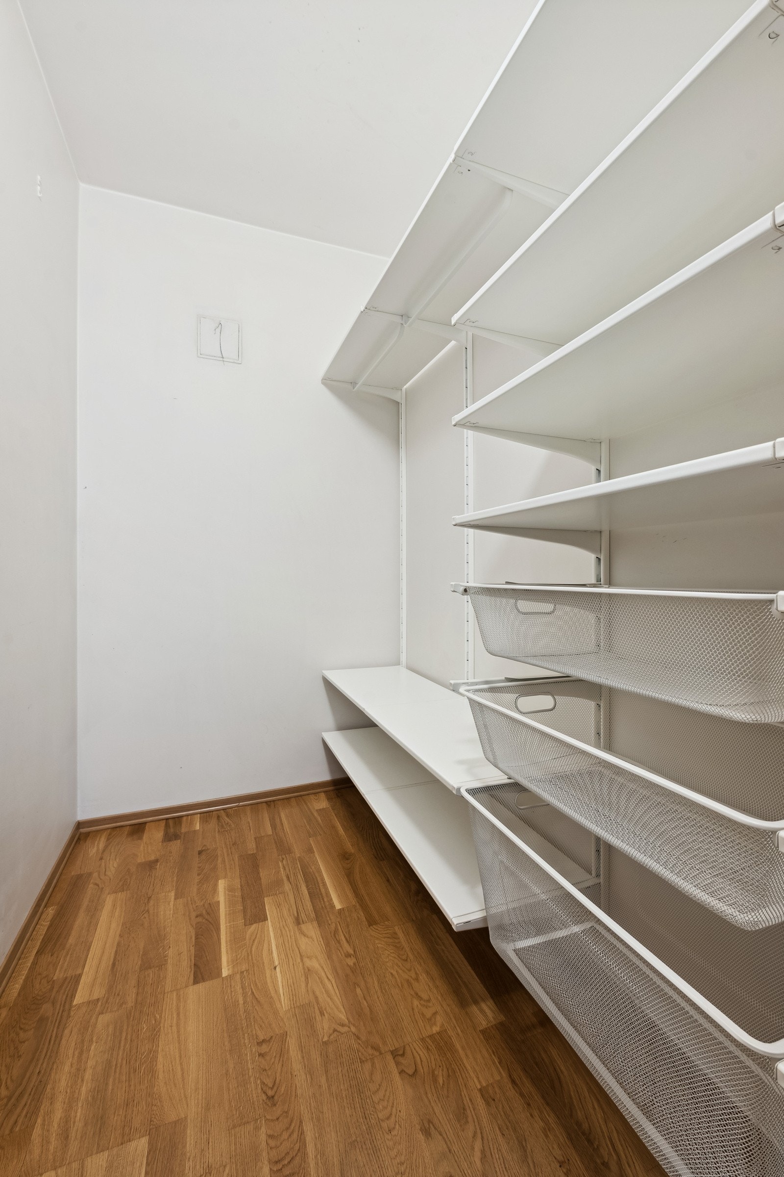 Stor og praktisk bod med hyller og god lagringsplass. Galleribilde