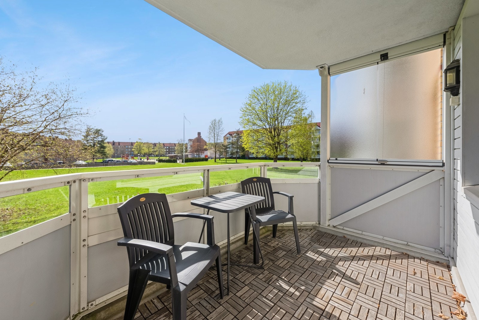 Fra stuen er det utgang til sydvestvendt balkong på ca. 7 kvm med plass til utemøbler, grill mm. Galleribilde