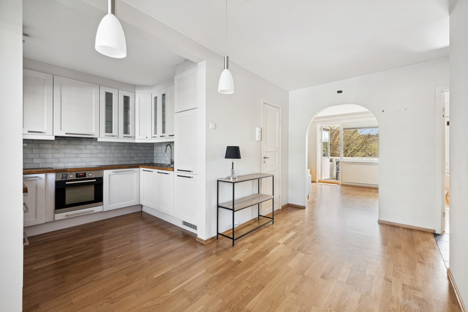 Åpen og fin kjøkkenløsning mot spisestuen (opprinnelig vegg er fjernet for en åpen og god løsning) Galleribilde