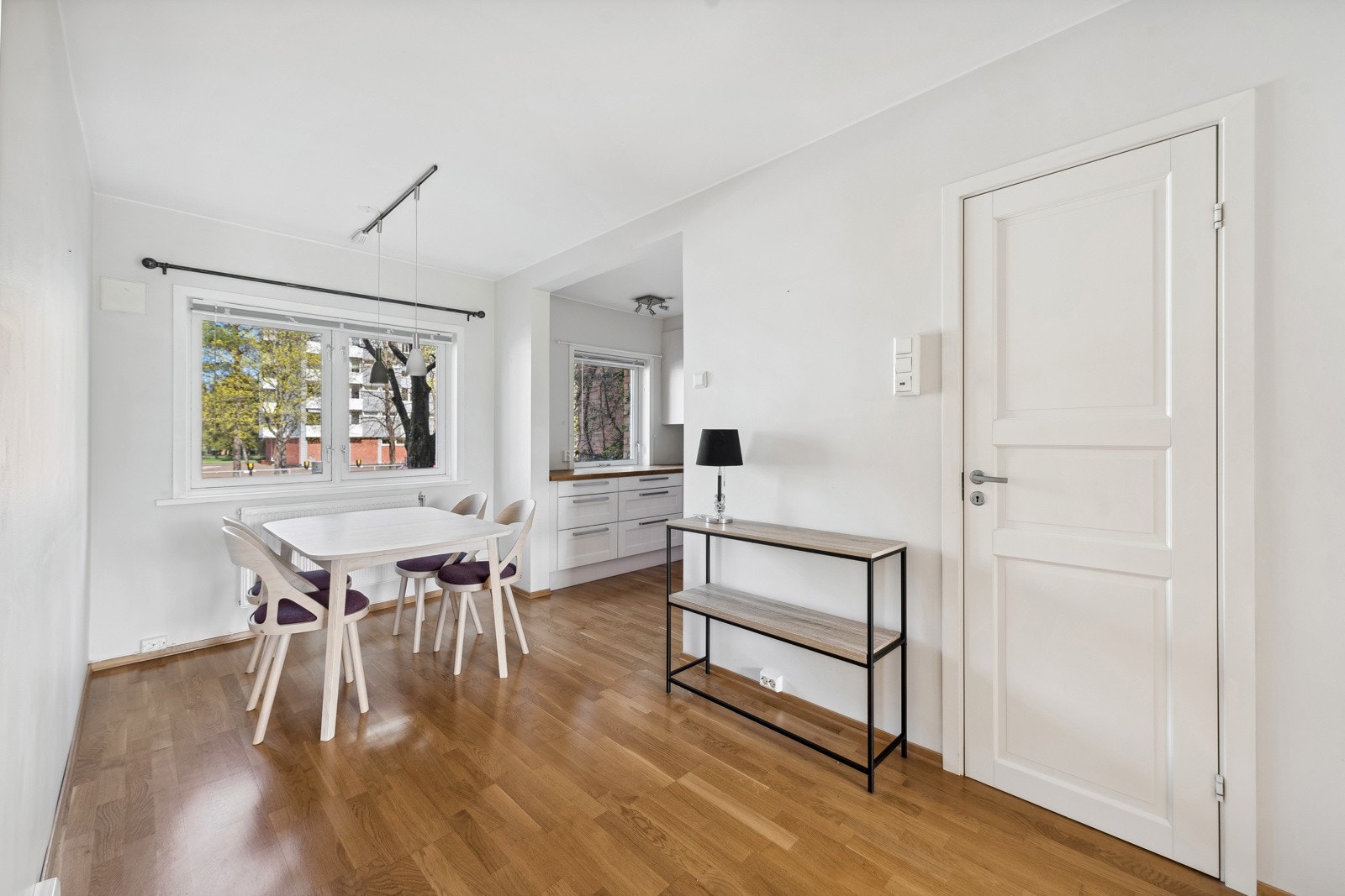 Lys og gjennomgående leilighet. Galleribilde