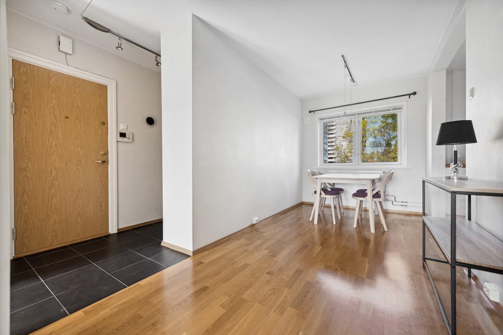 Entre/gang med adkomst til stor og praktisk bod med hyller og god lagringsplass. Dørcalling med skjerm. Galleribilde