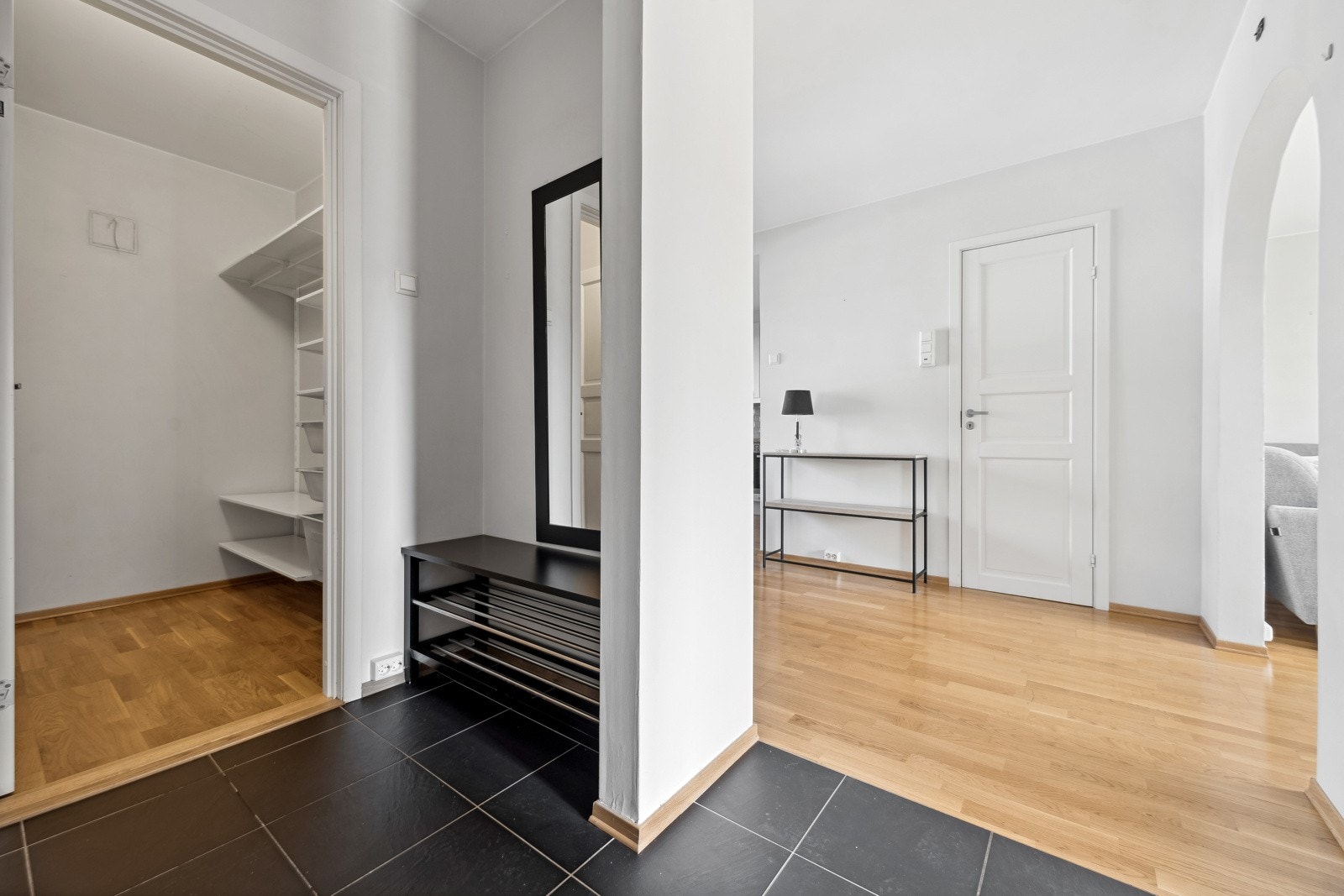 Entre/gang med adkomst til stor og praktisk bod med hyller og god lagringsplass. Galleribilde