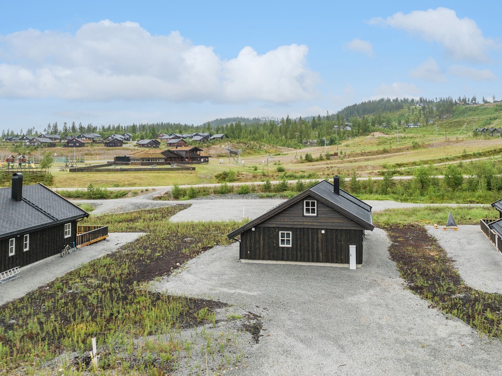 Hytta har sentral beliggenhet med umiddelbar nærhet til alt Furutangen har å by på. Galleribilde