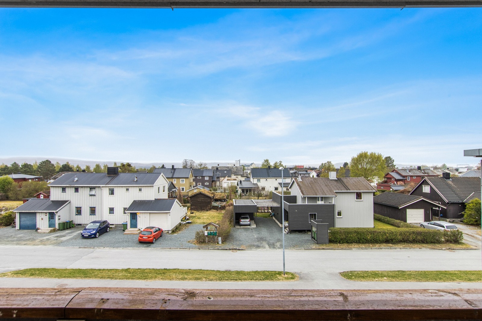 Utsikt fra terrassen som ligger sørvendt. Solrik plassering i toppetasjen. Galleribilde