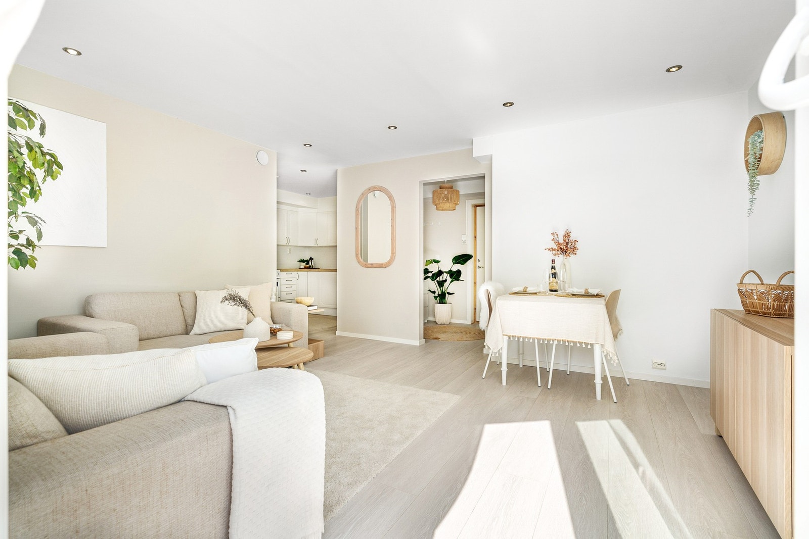 I tilknytning til stuen har man plass til spisebord. Galleribilde