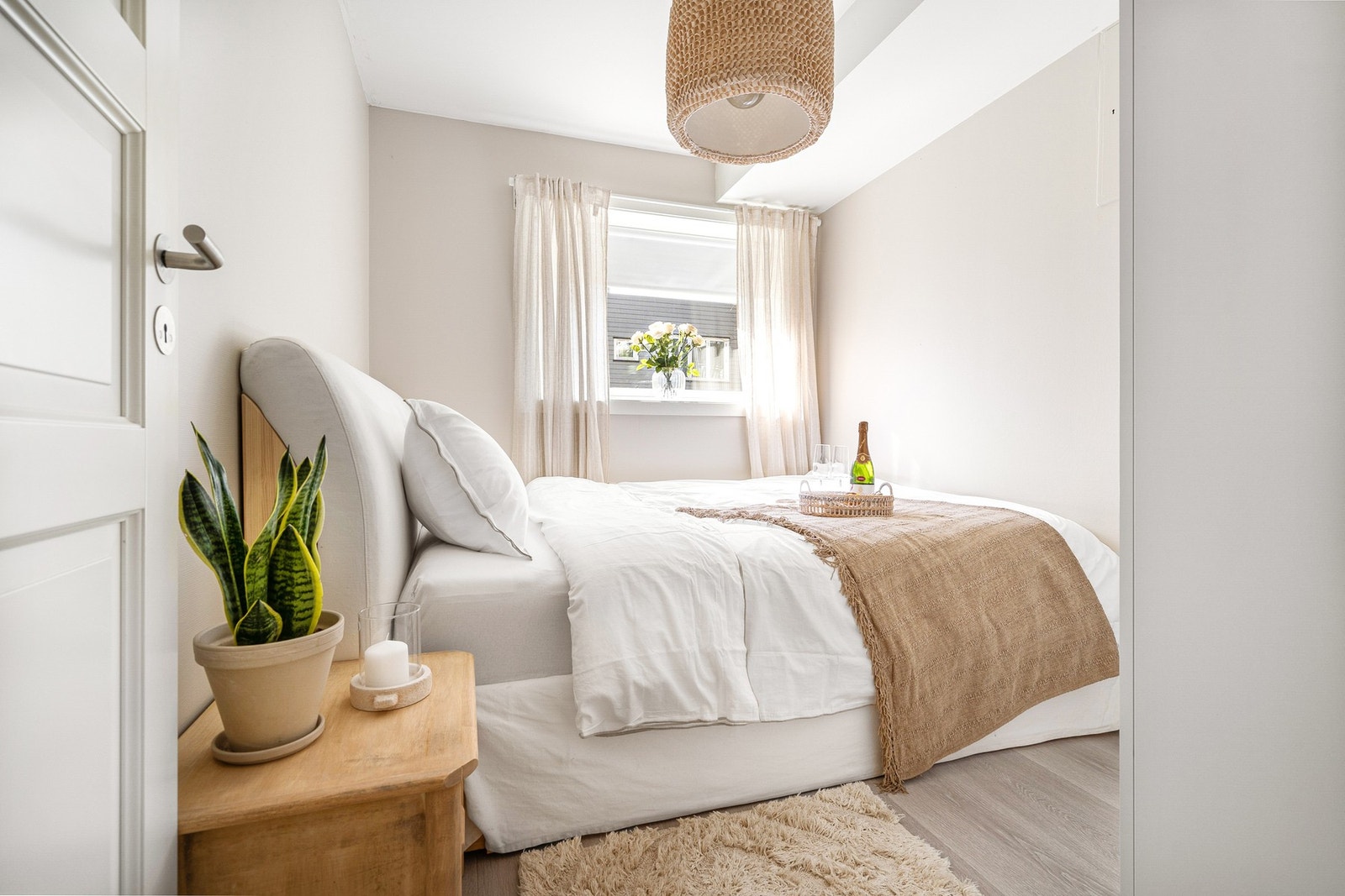 Lyst og pent soverom på omtrent 7 kvadratmeter. Galleribilde