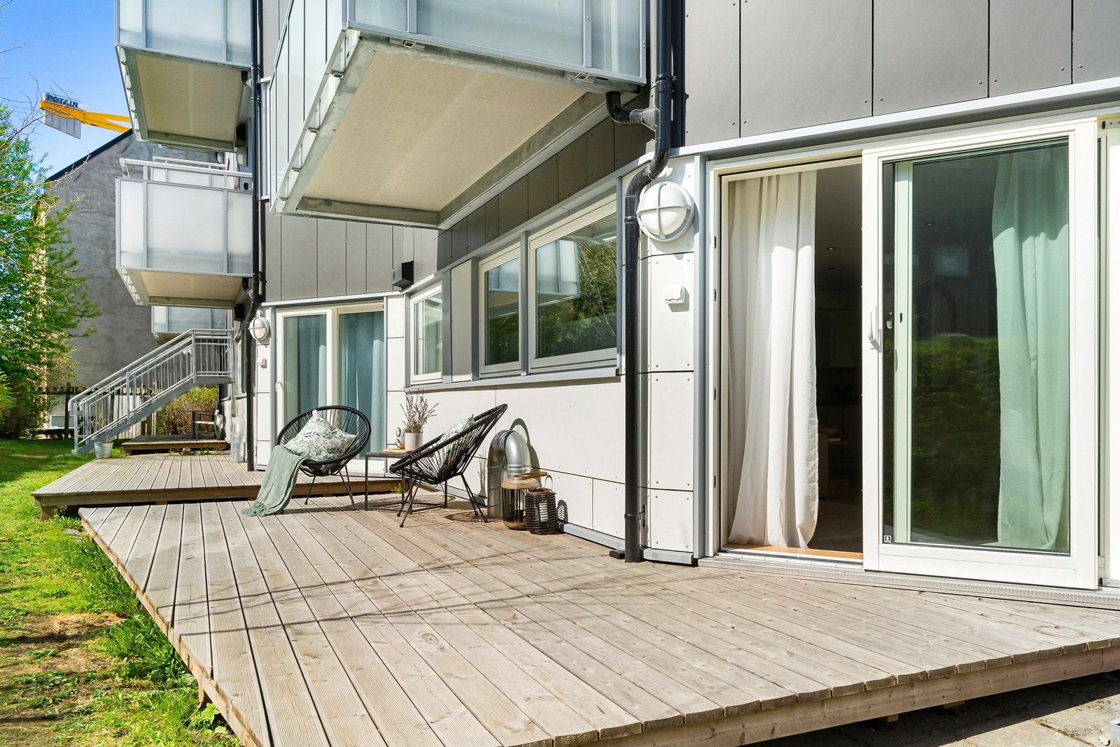 Leiligheten ligger svært skjermet til i et veldrevet borettslag med egen uteplass. Galleribilde