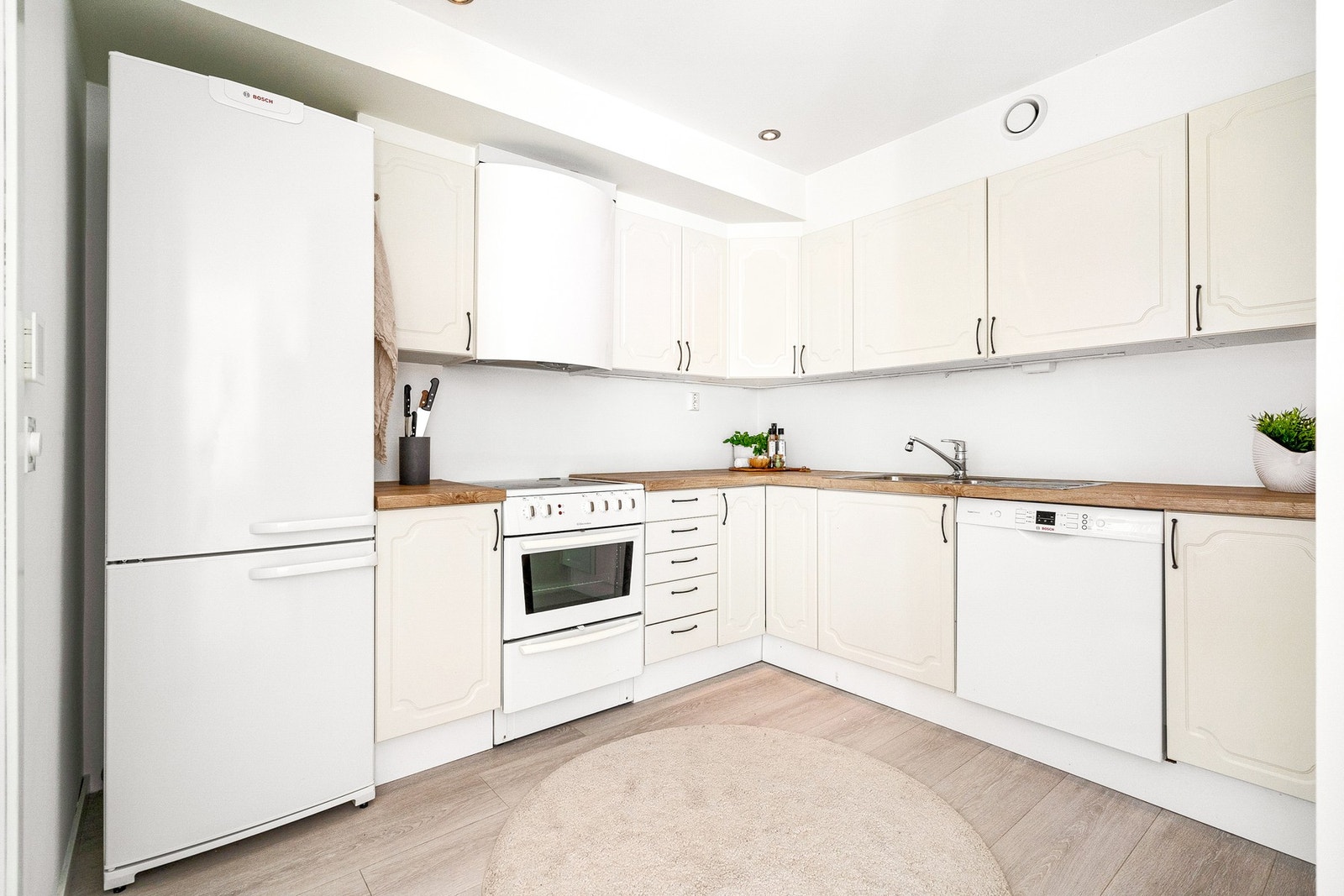 Flott og praktisk kjøkken fra 2005 med rikelig skap og benkeplass. Galleribilde