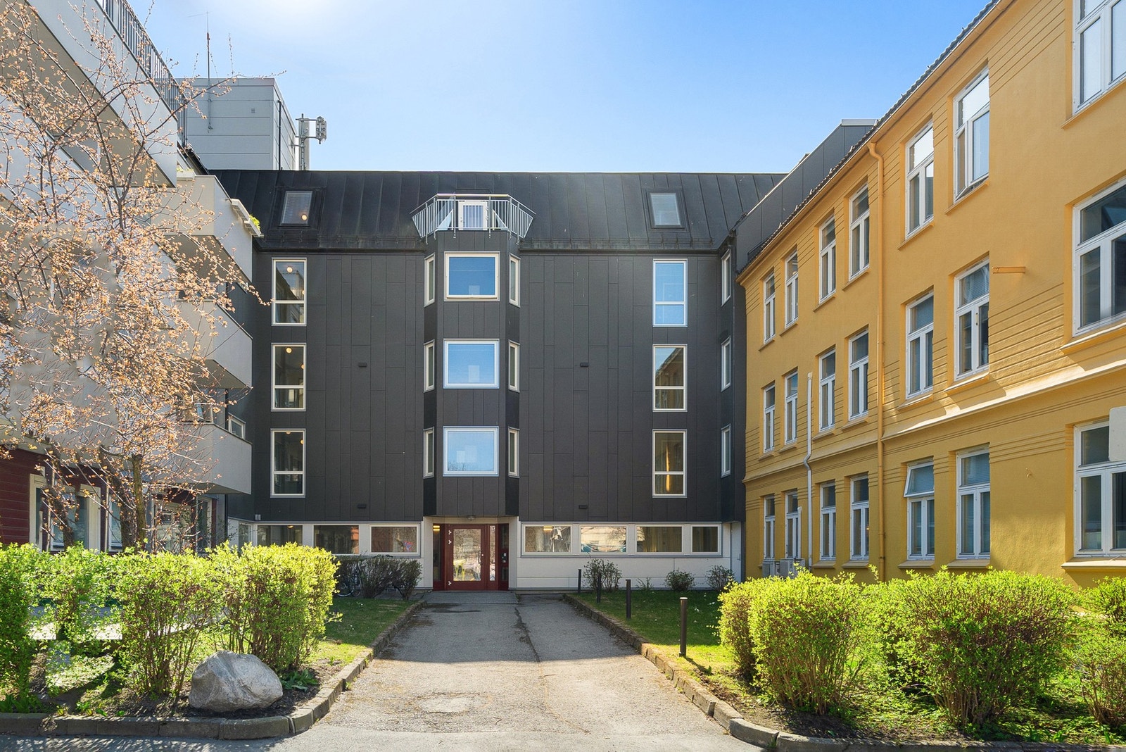 Leiligheten ligger i et område med mye satsing fra Trondheim kommune. Nært studiesteder, butikker, uteliv, treningssenter m.m Galleribilde