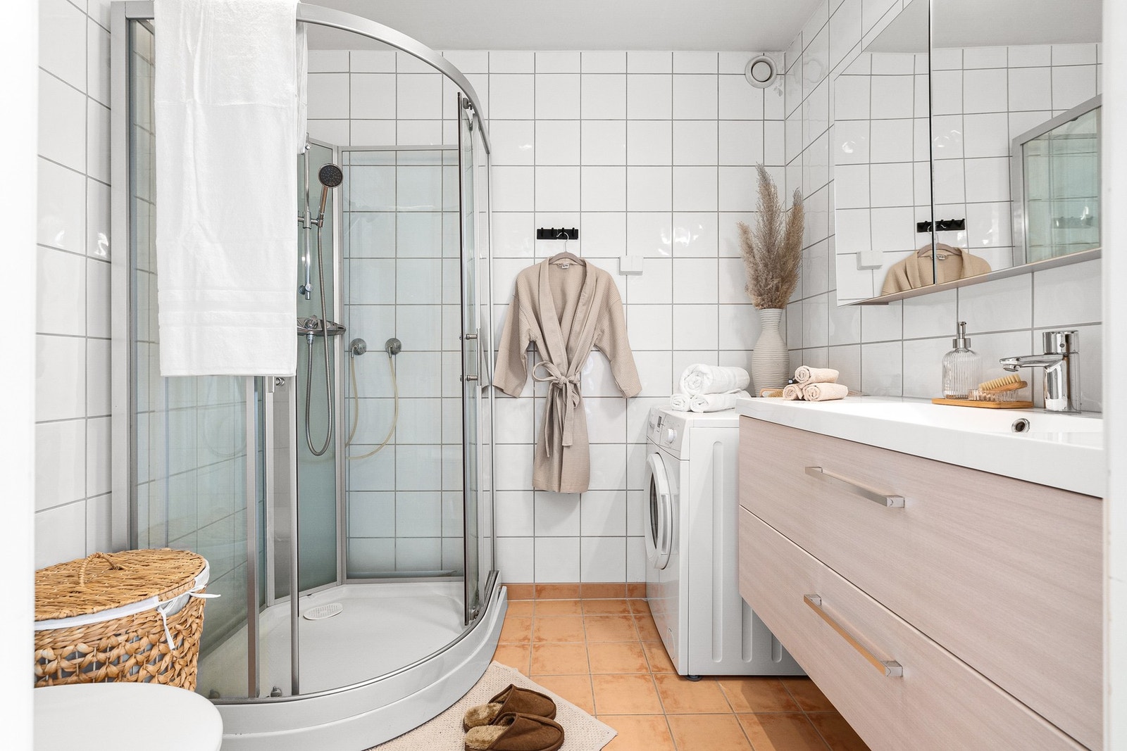 Pent og praktisk bad fra 2005. Flis på gulv, flis på vegger, malt himling med innfelte downlights. Galleribilde