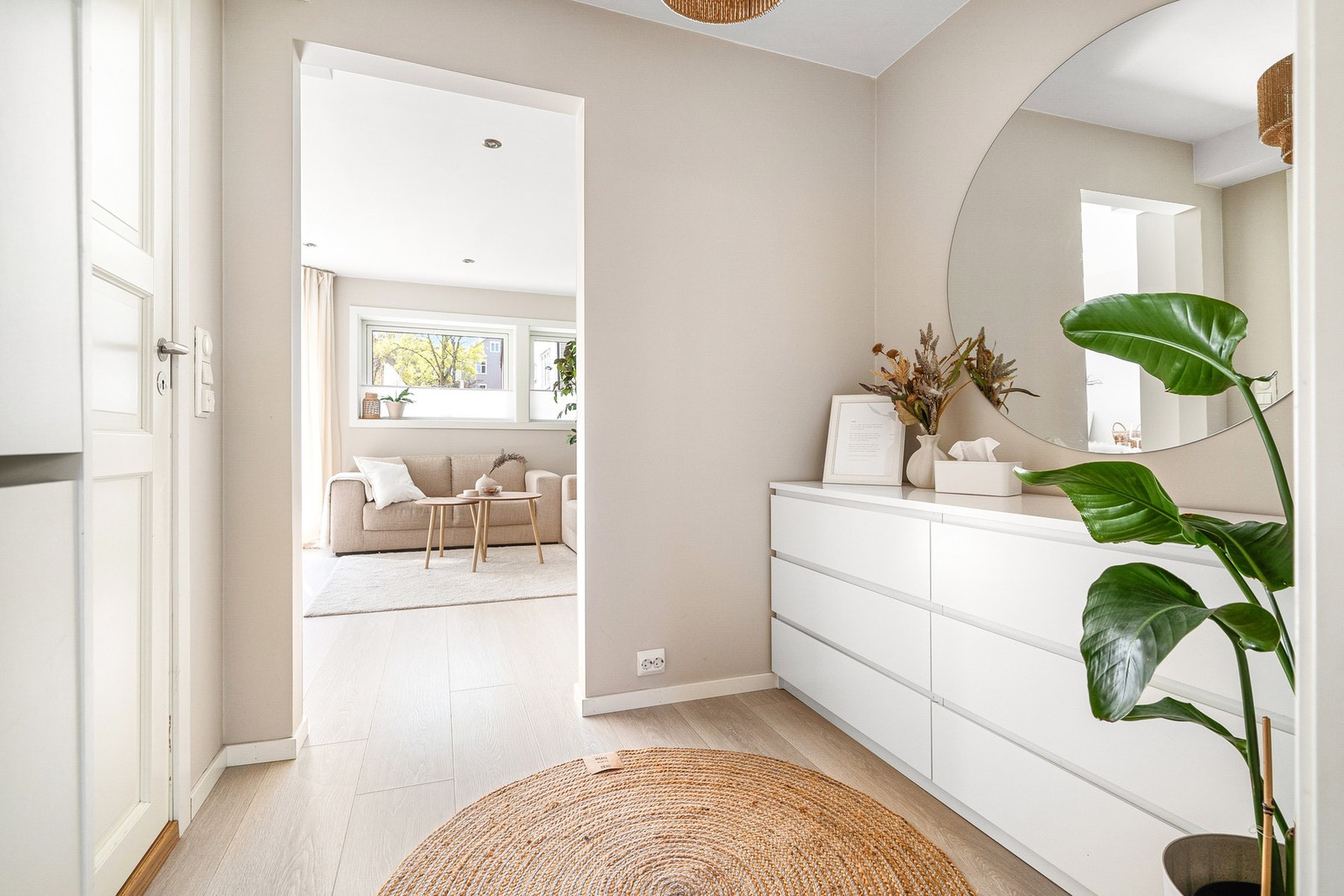 Praktisk entré med garderobeløsning. Galleribilde