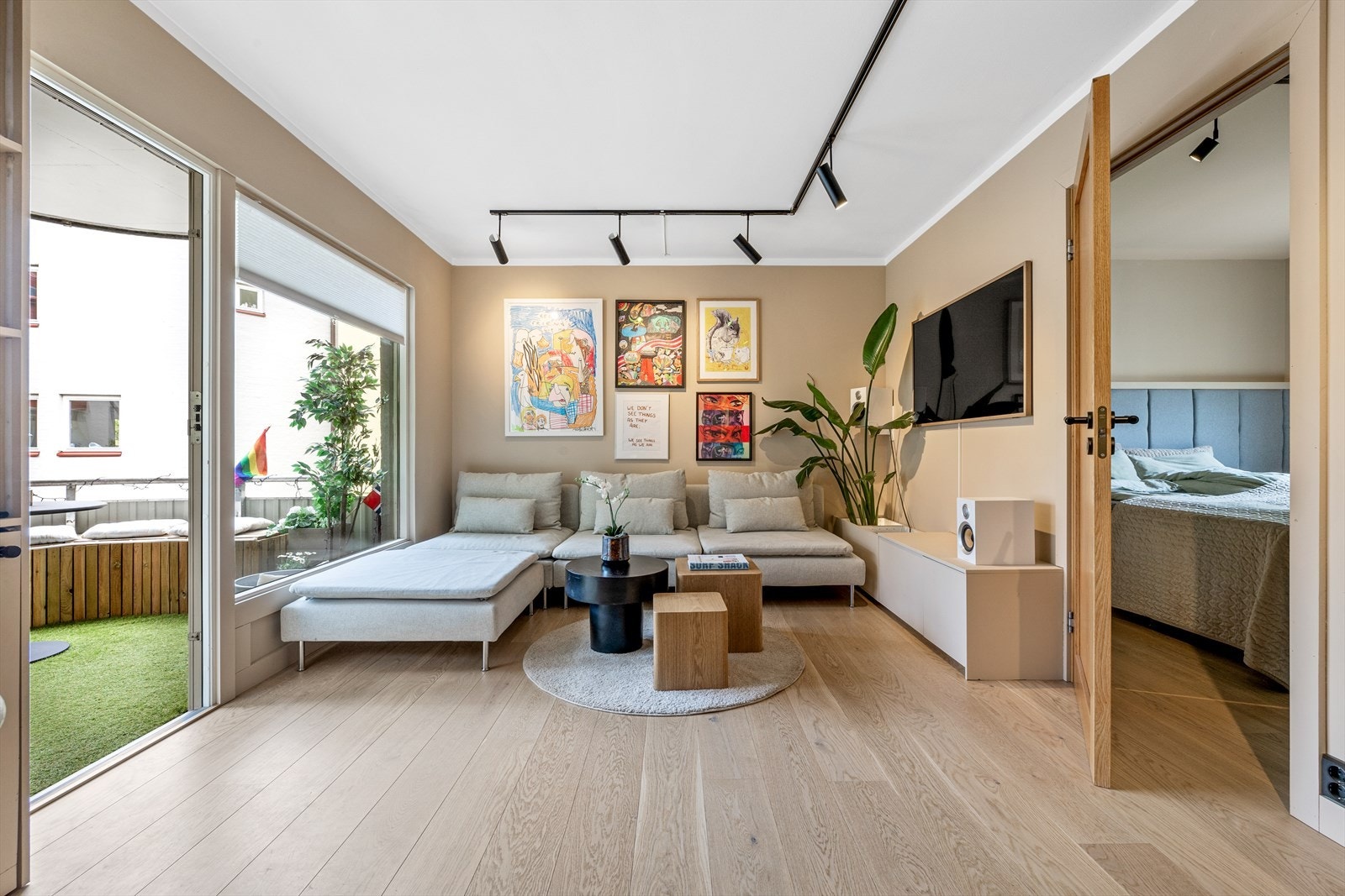 Leiligheten er malt i delikate og tidsriktige farger - Galleribilde