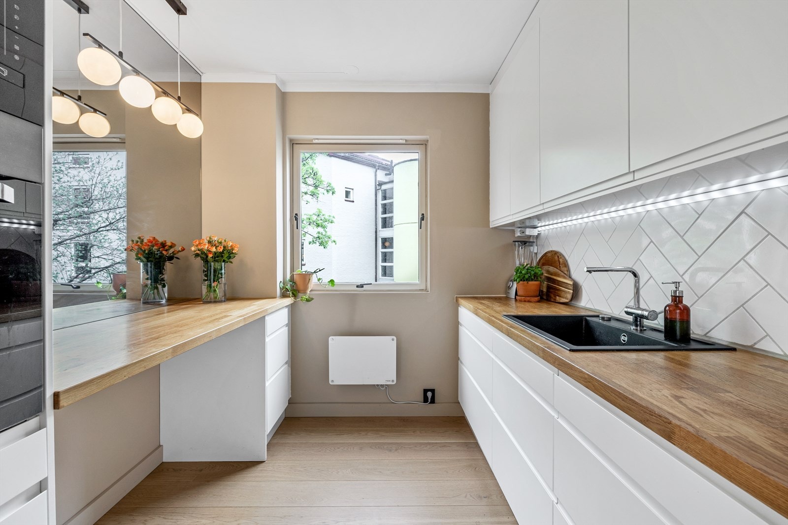 - Kjøkkeninnredning med glatte fronter. Heltre benkeplate med nedfelt vask- og skyllekum - Galleribilde