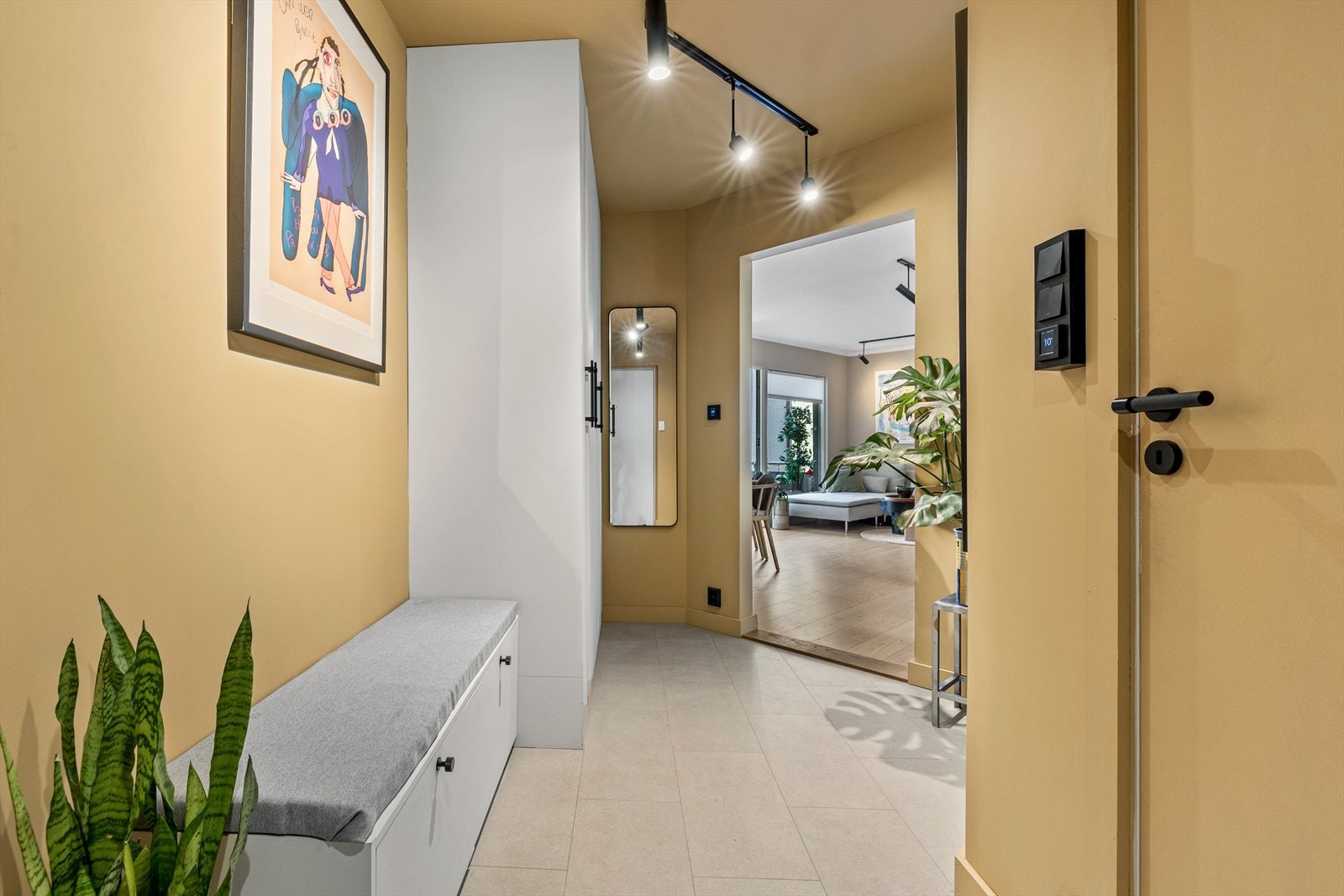 - Entréen er flislagt og har varmefolie i gulvet - Galleribilde