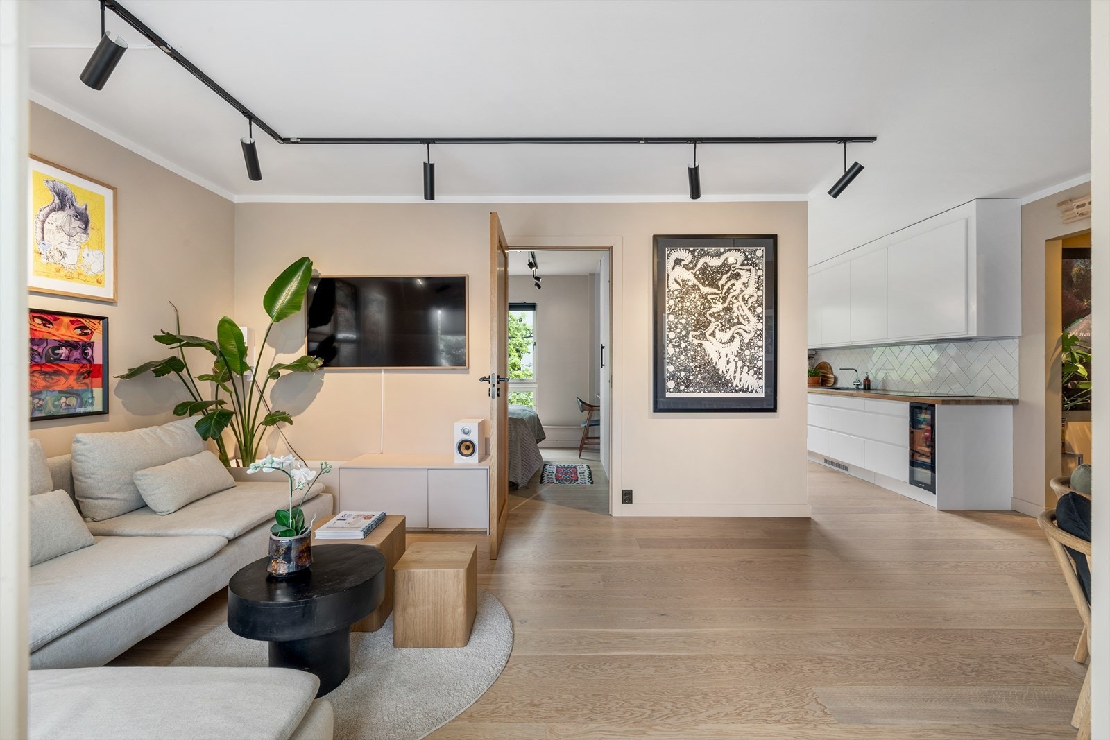 - Boligen varmes opp av varmefolie i stue og entré - Galleribilde