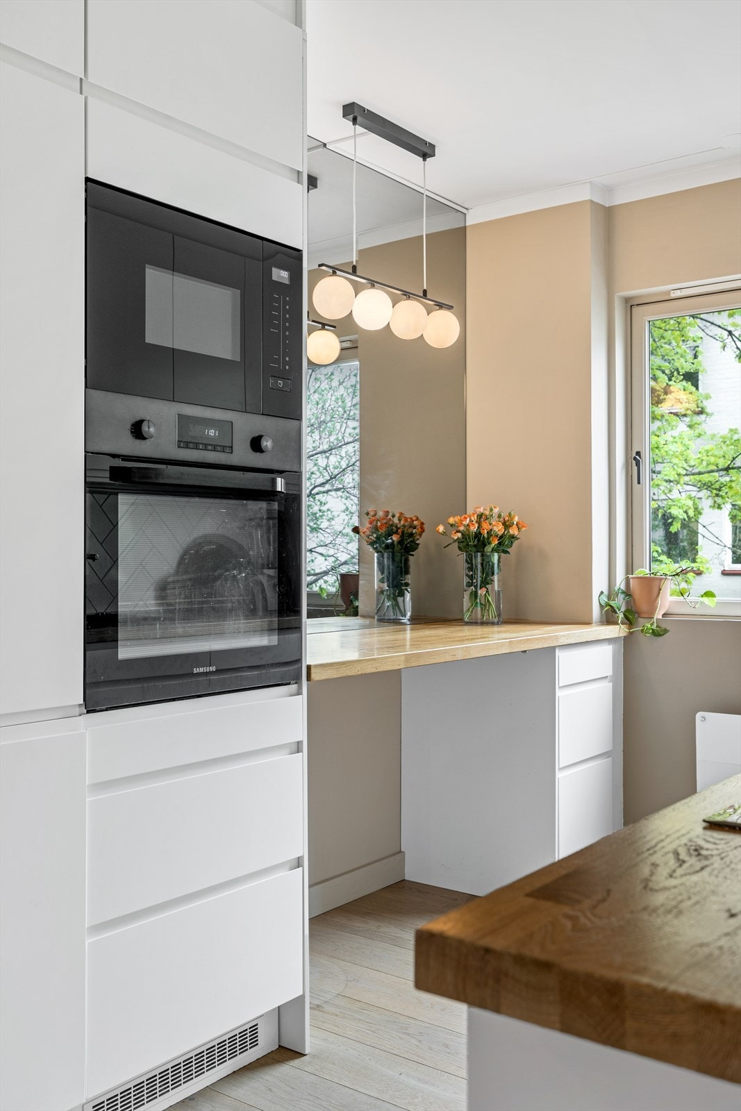 - Integrert koketopp, stekeovn, micro, vinskap og oppvaskmaskin. Ventilator over kokeplass - Galleribilde