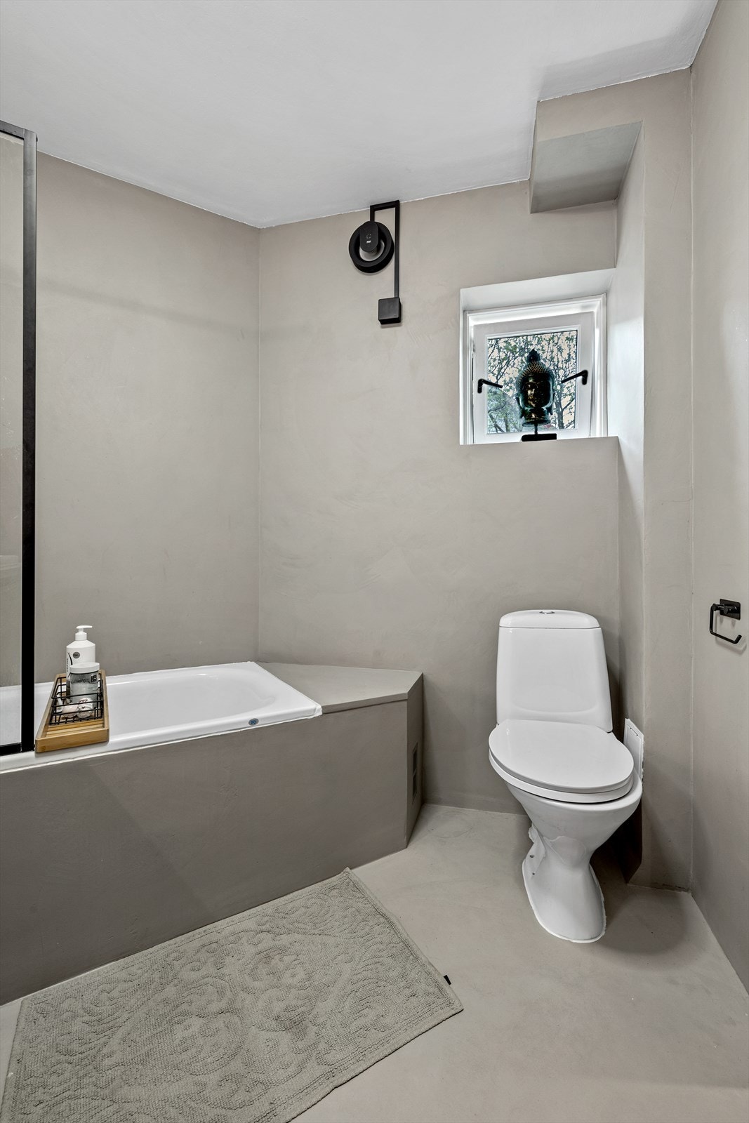 - Baderommet er fra byggeår, men er oppgradert med microsement og ny baderomsinnredning - Galleribilde