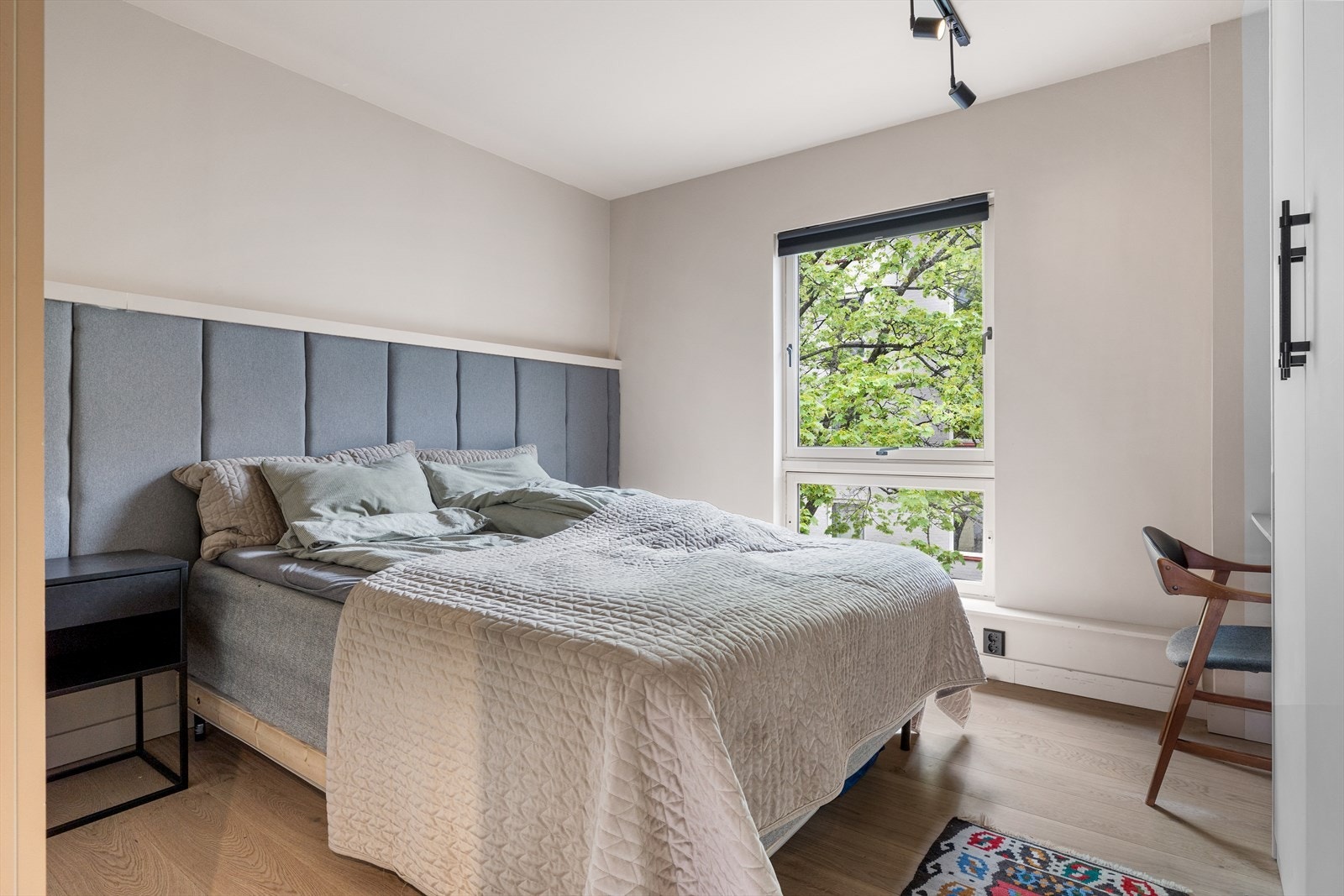 - Stort soverom med god plass til dobbeltseng med tilhørende nattbord - Galleribilde