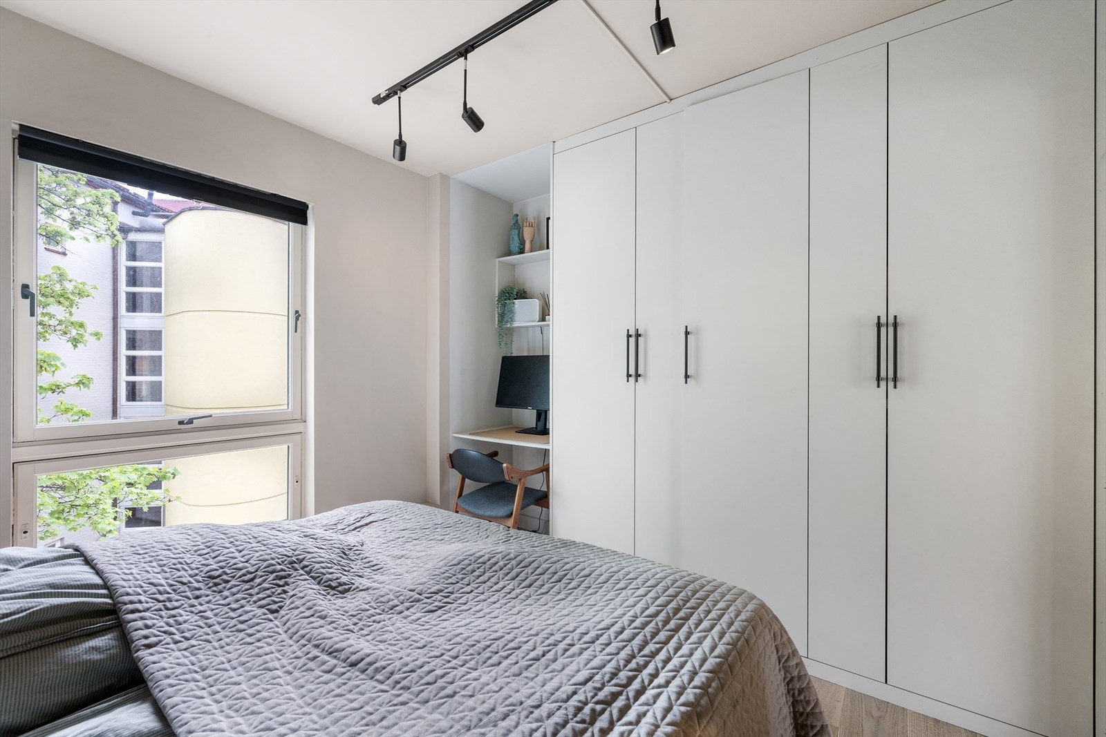 - Godt med oppbevaringsplass i garderobeløsning og skrivepult - Galleribilde