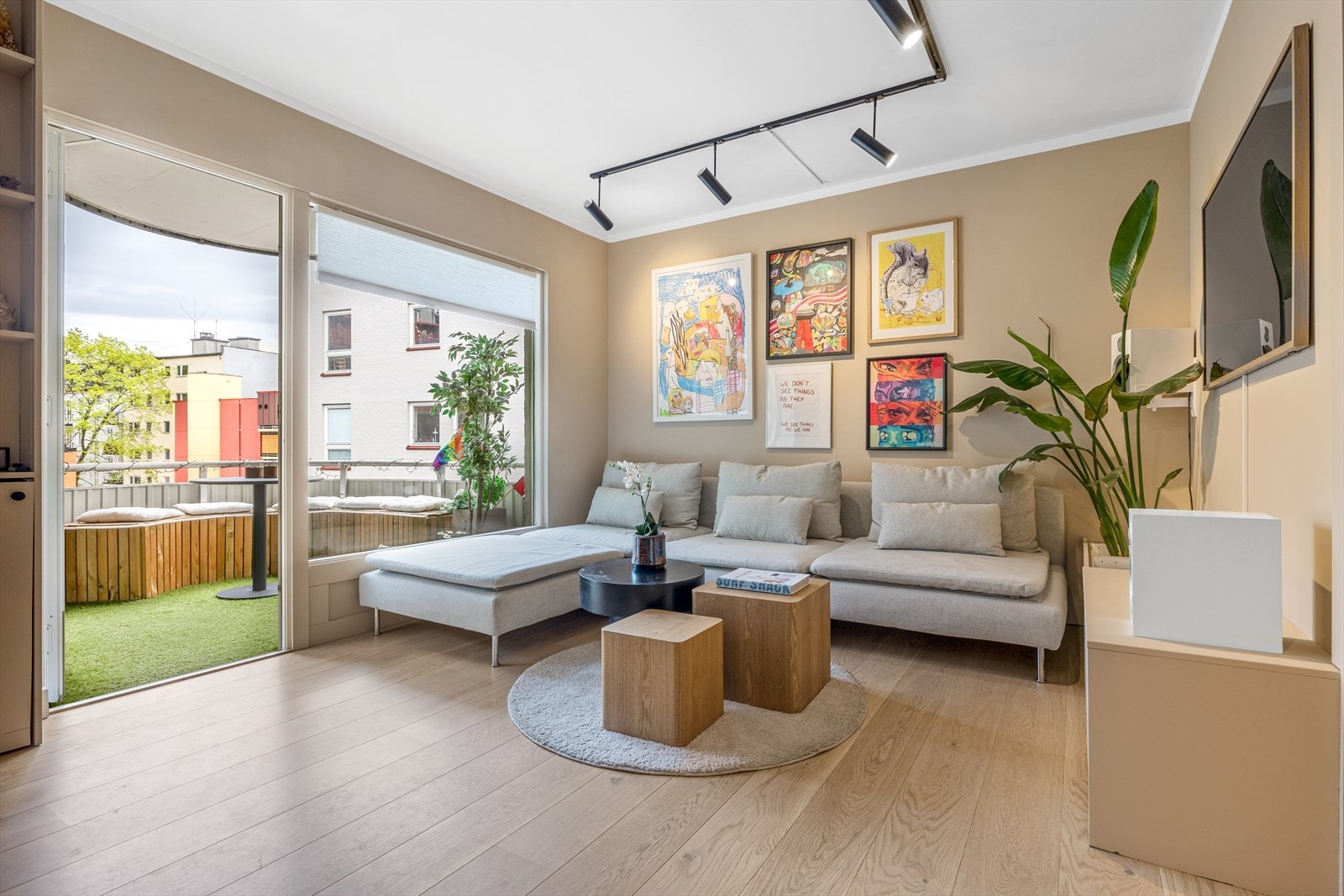 - Hele leiligheten er overflateoppusset og har en-stavs eikeparkett - Galleribilde