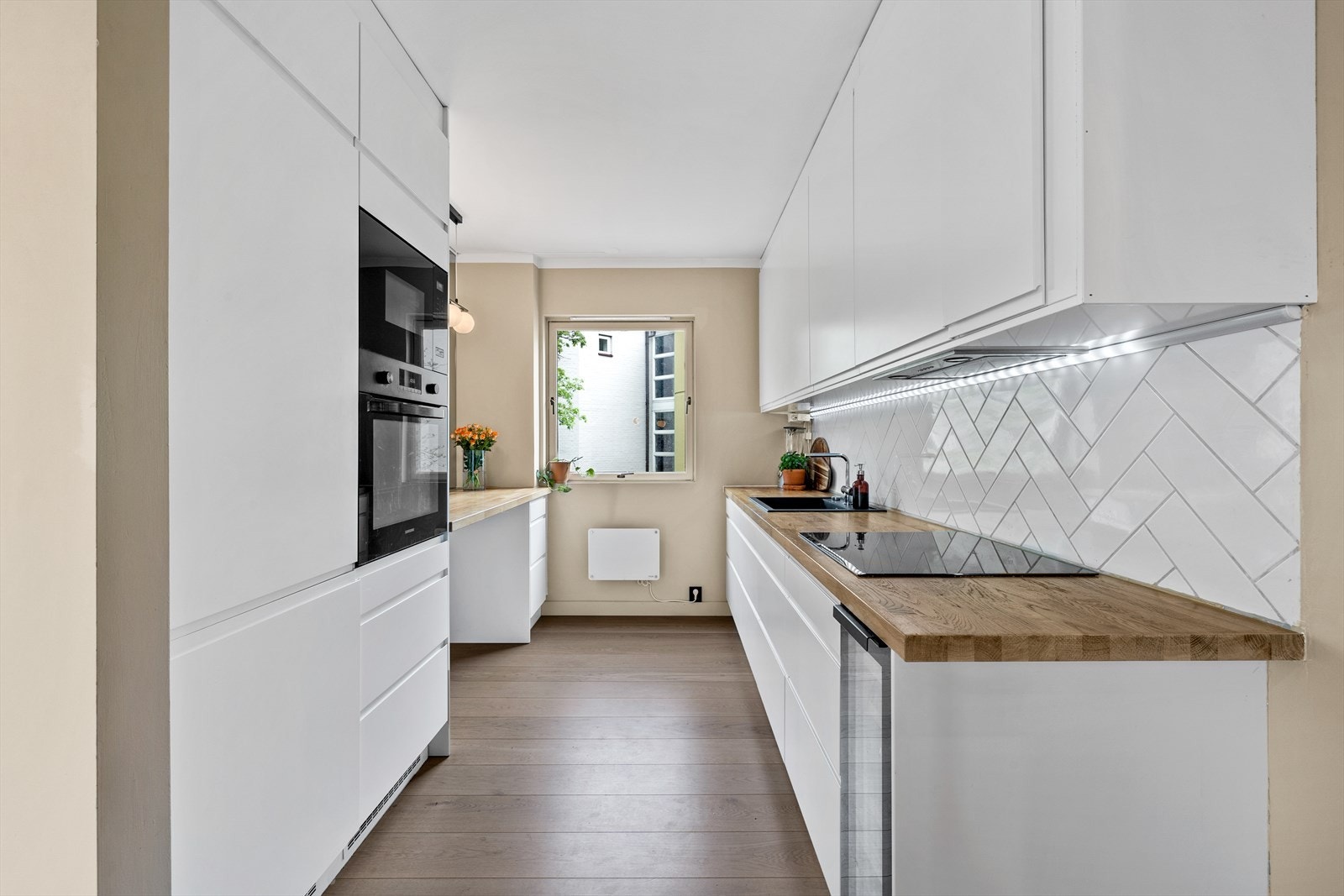 - Kjøkken fra 2018 med delvis åpen løsning mot stuen - Galleribilde