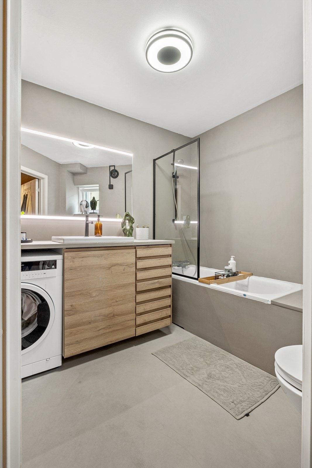 - Innredet med klosett, servant nedfelt i innredning og badekar. Opplegg for vaskemaskin. Elektrisk styrt vifte - Galleribilde