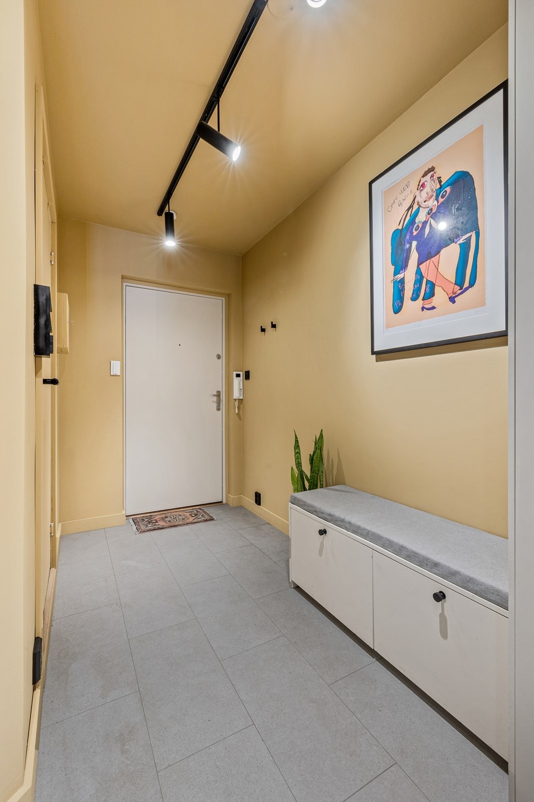 - Lys og innbydende entré som gir et godt førsteinntrykk av leiligheten - Galleribilde