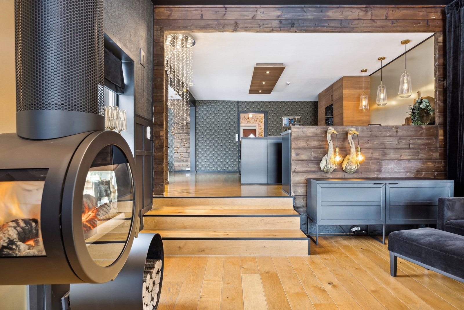 Det er montert en stilfull vedovn i stuen Galleribilde