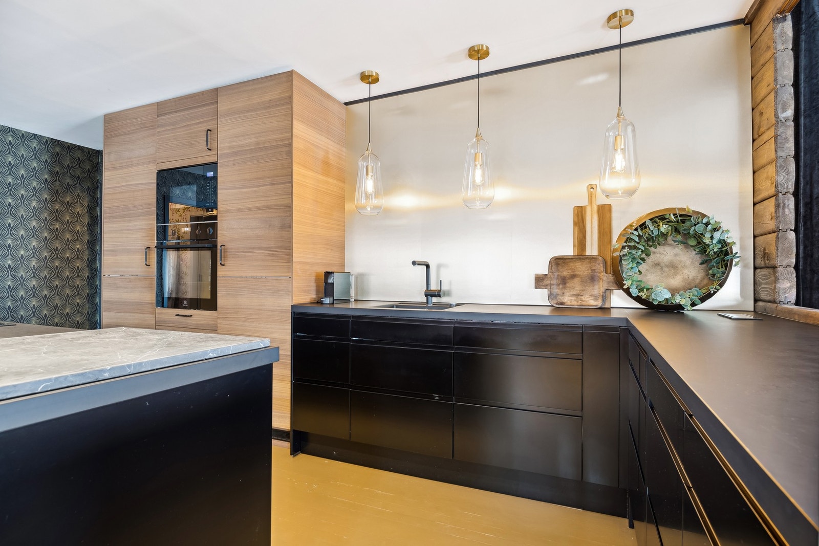 Integrerte hvitevarer som platetopp, ovn, oppvaskmaskin og kjøleskap Galleribilde