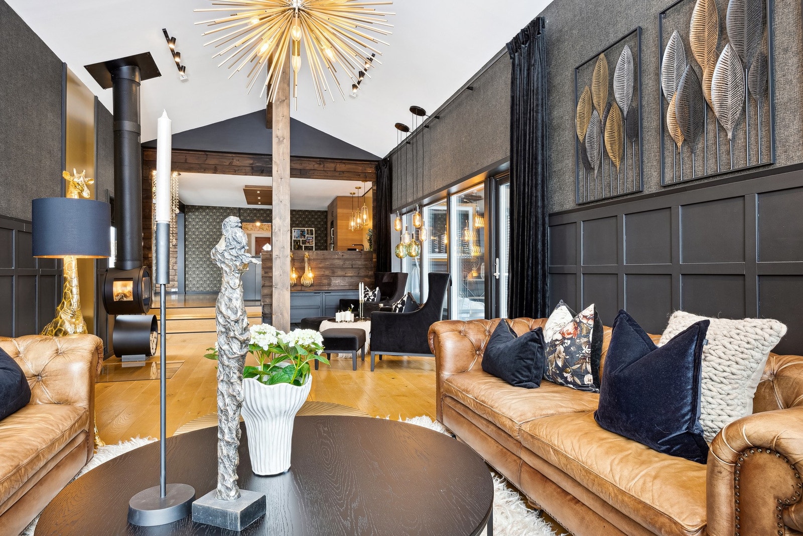 Stuen oppleves som hjemmekoselig og lun. Det er god plass for flere møbleringssoner Galleribilde