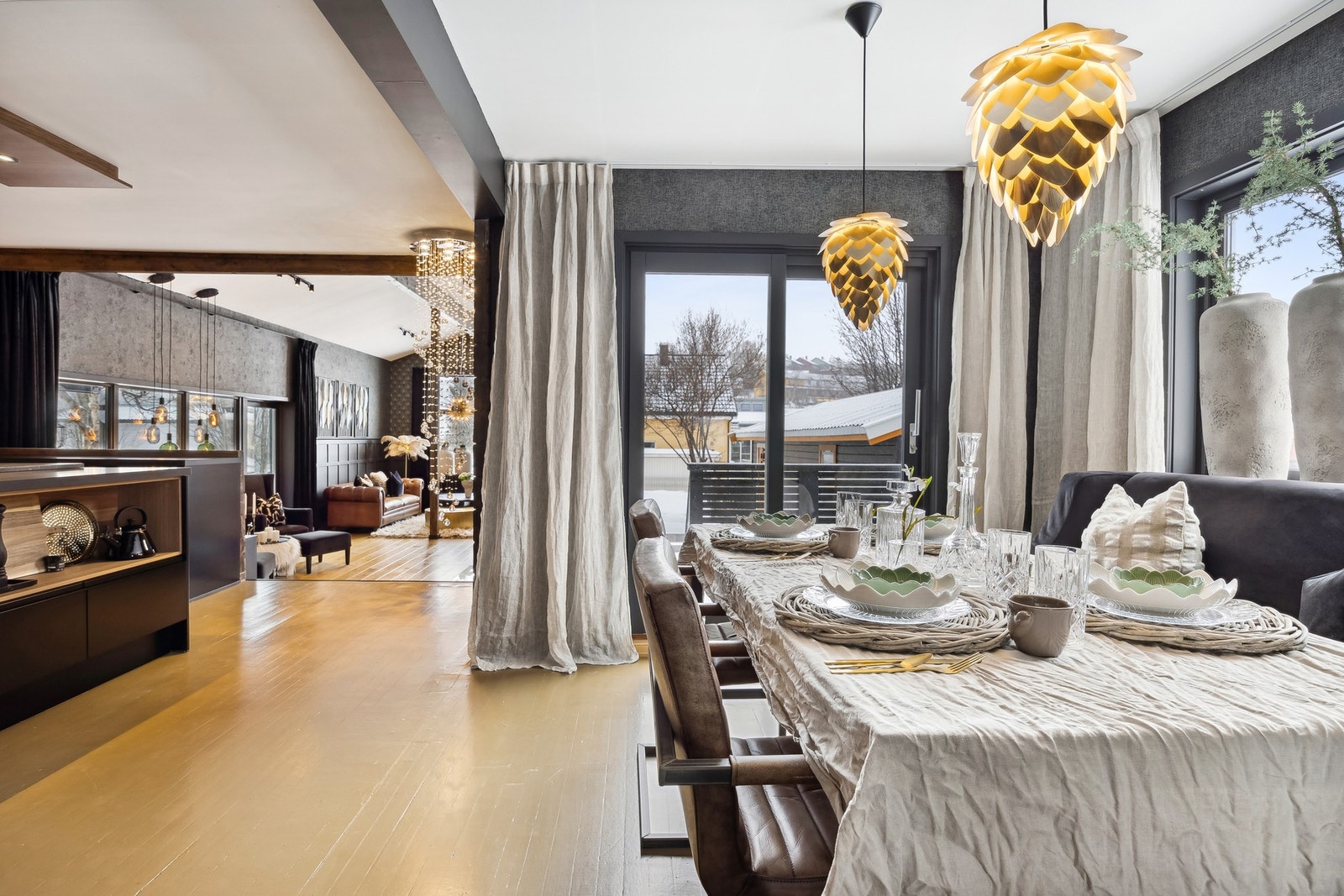 Det er åpen løsning mellom stue og kjøkken Galleribilde