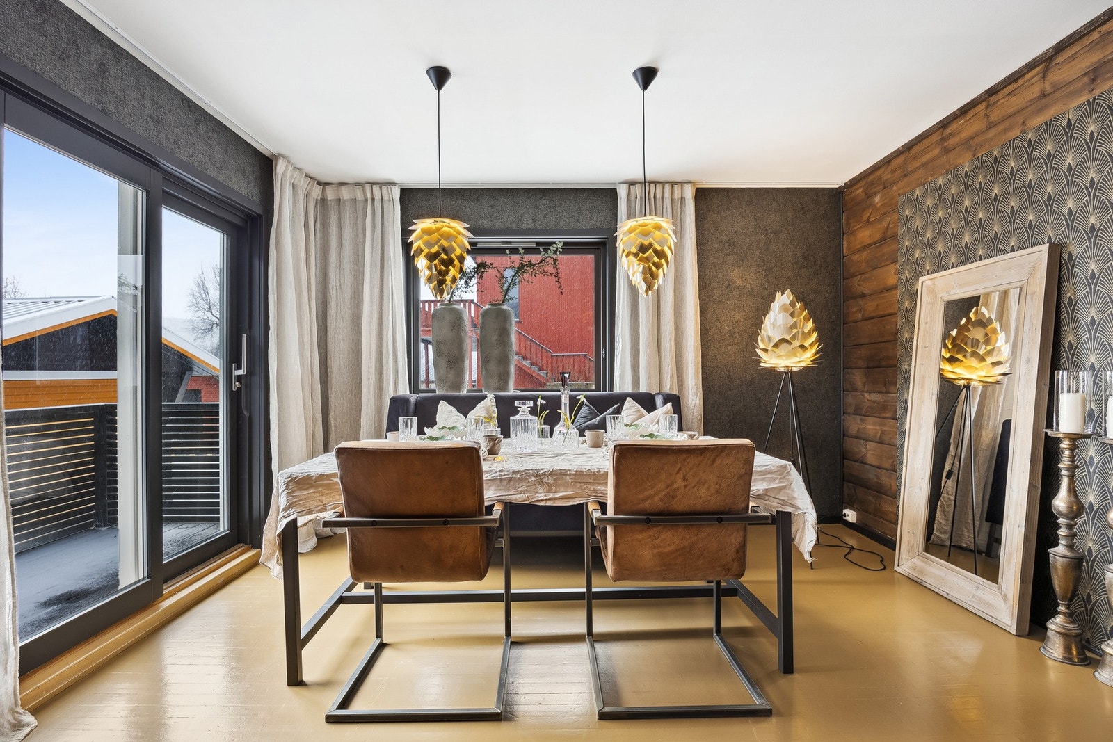 Også fra spisestuen er det utgang til terrasse, noe som gjør det lettvint å bringe måltidet med seg ut når været tillater det Galleribilde