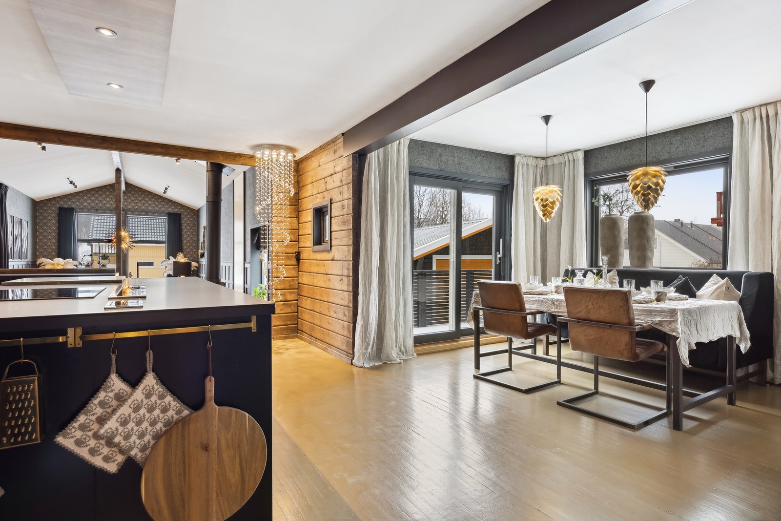 Fra kjøkkenøya har du oversikt over store deler av hovedetasjen Galleribilde