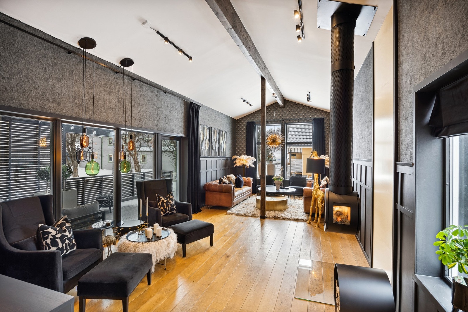 I stuen er det godt med lysinnslipp og det er god takhøyde Galleribilde