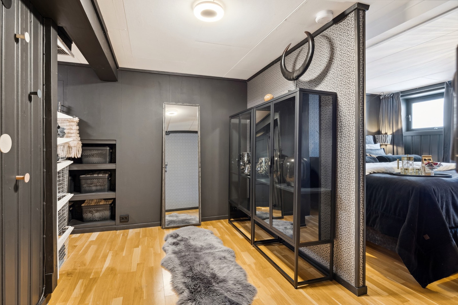 Garderoberom i tilknytning til soverom i kjeller Galleribilde