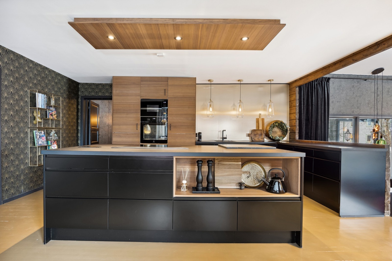 På kjøkkenøya er det platetopp med integrert avtrekk med omluft Galleribilde