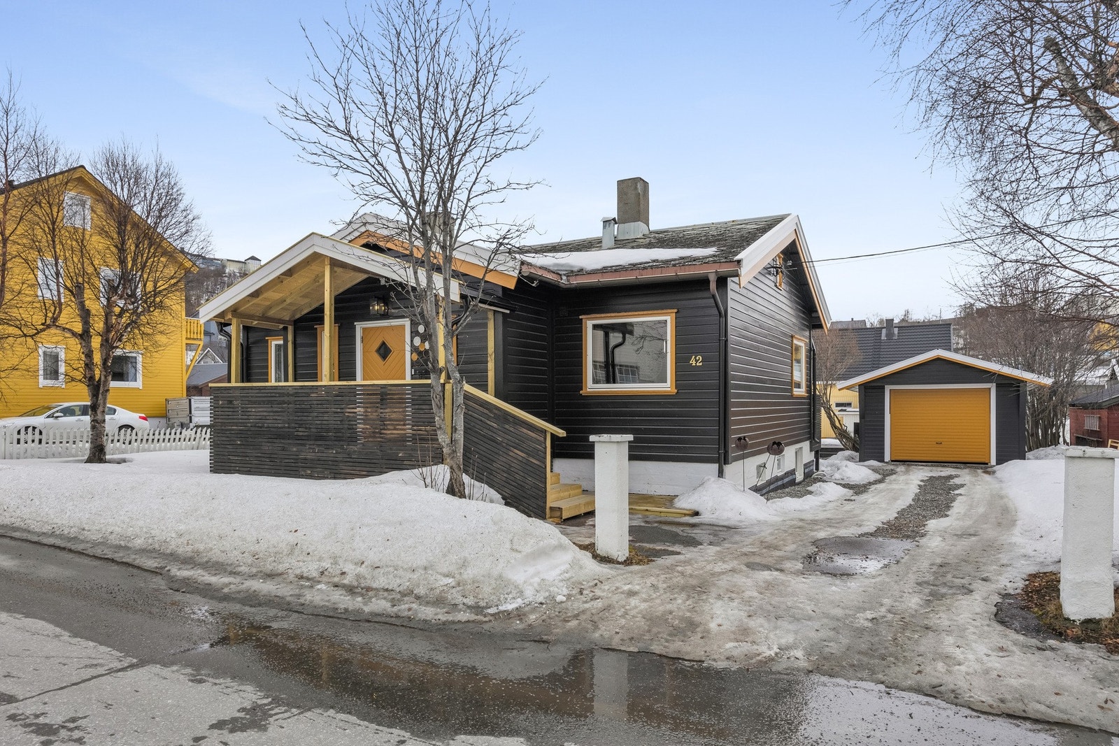 Bilen kan du parkere i garasjen eller på gruset biloppstillingsplass Galleribilde