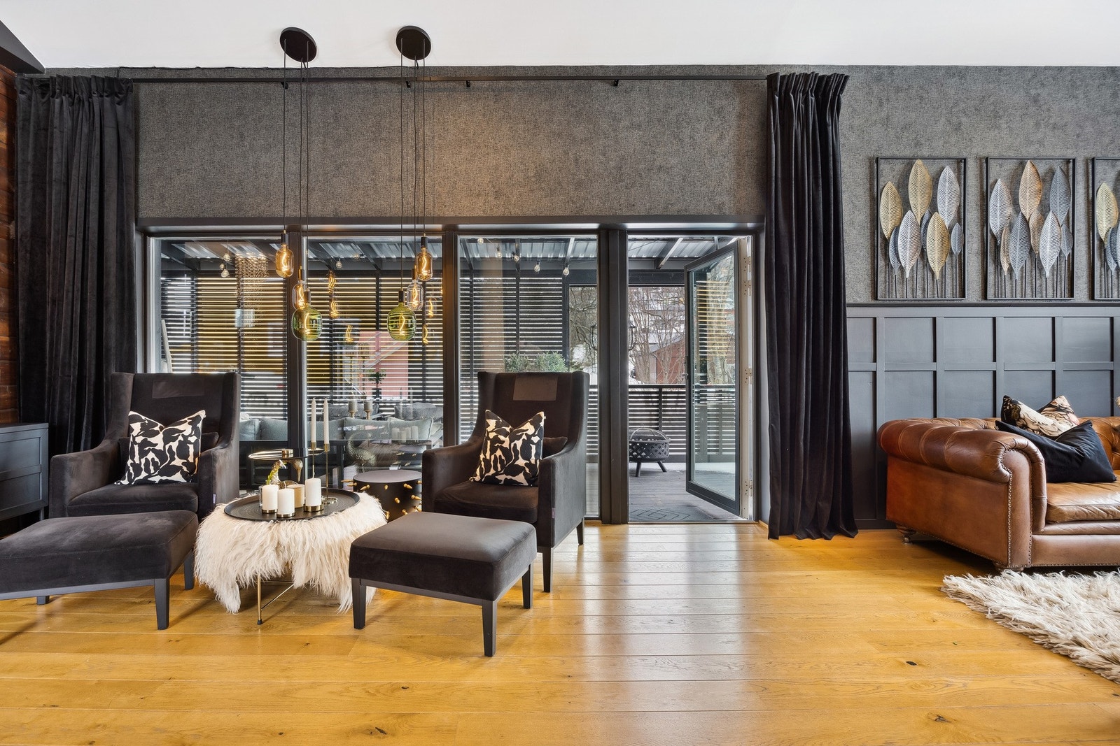 Fra stuen er det utgang til en stor og solrik terrasse Galleribilde