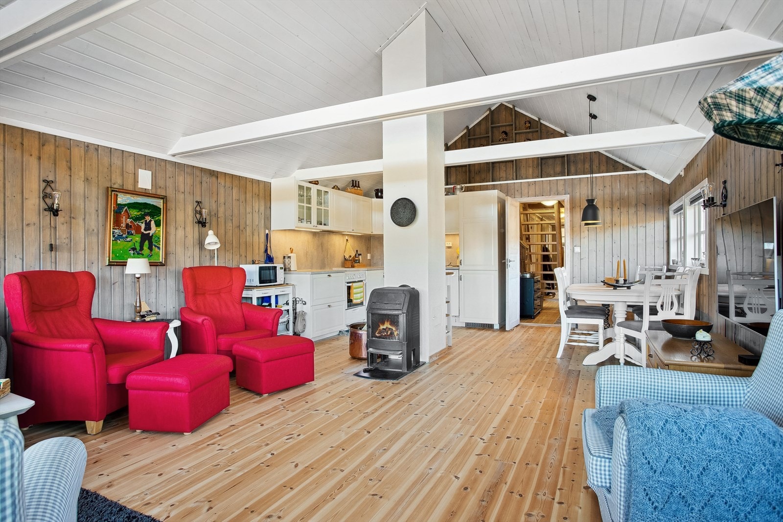 God størrelse i stue/kjøkken, og vedovn i midten. Galleribilde