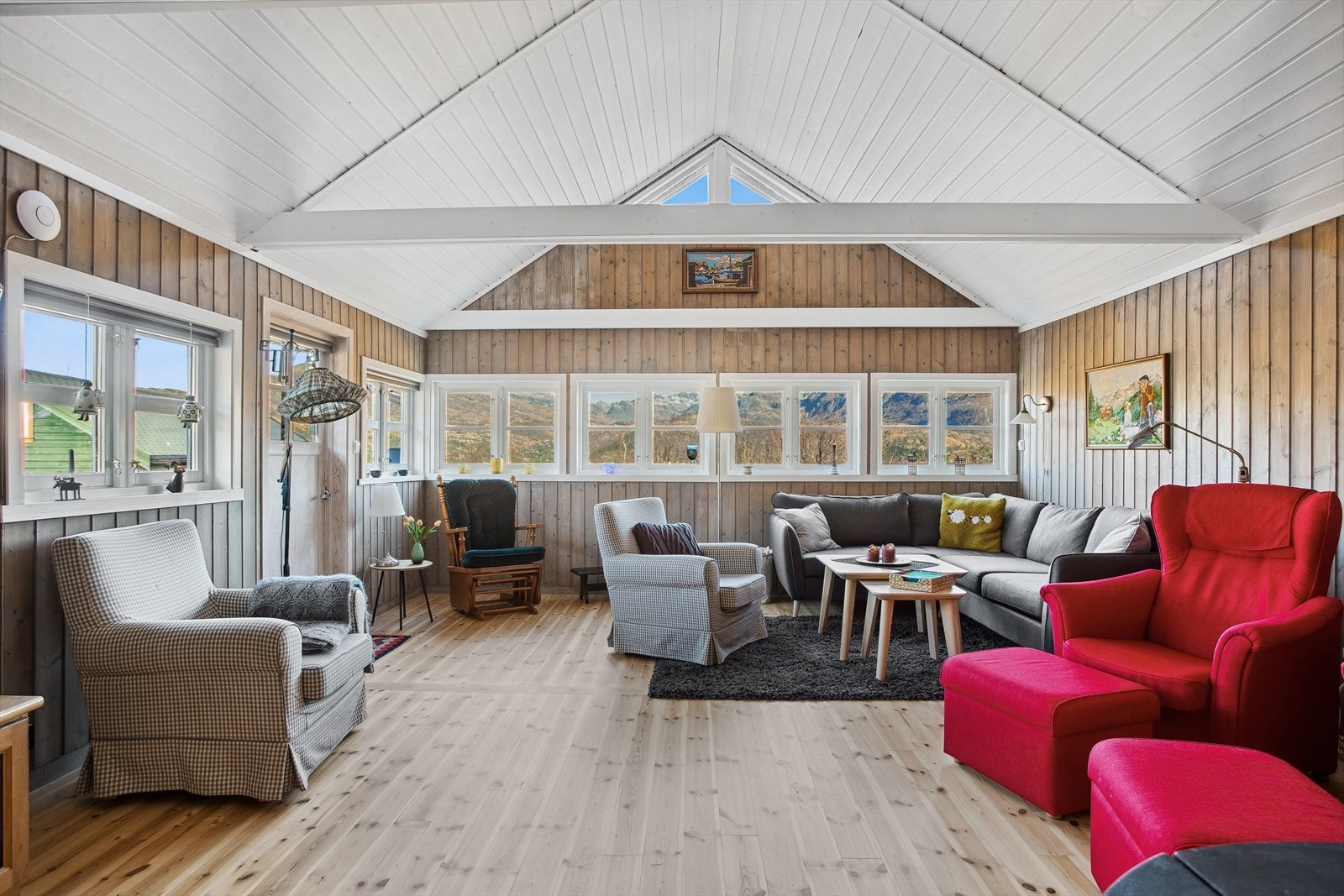 Lyst og moderne, samt mange vinduer med fin utsikt. Galleribilde