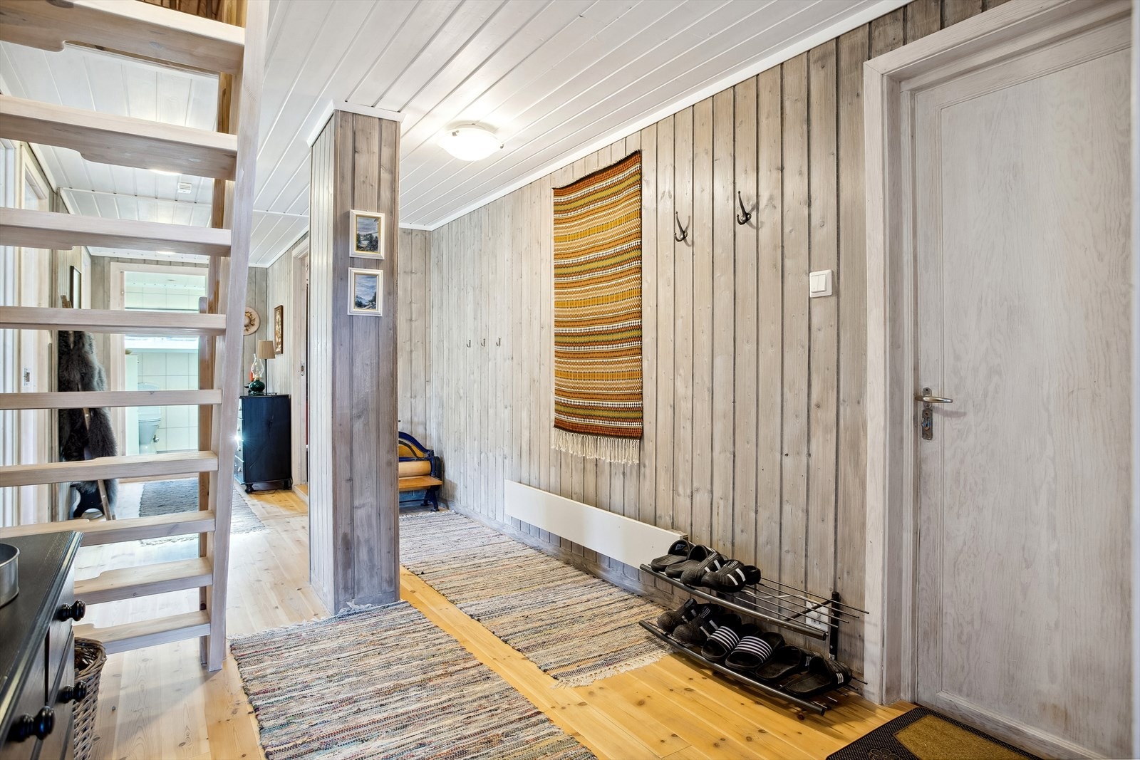 Romslig og fin gang med trapp til hems. Galleribilde