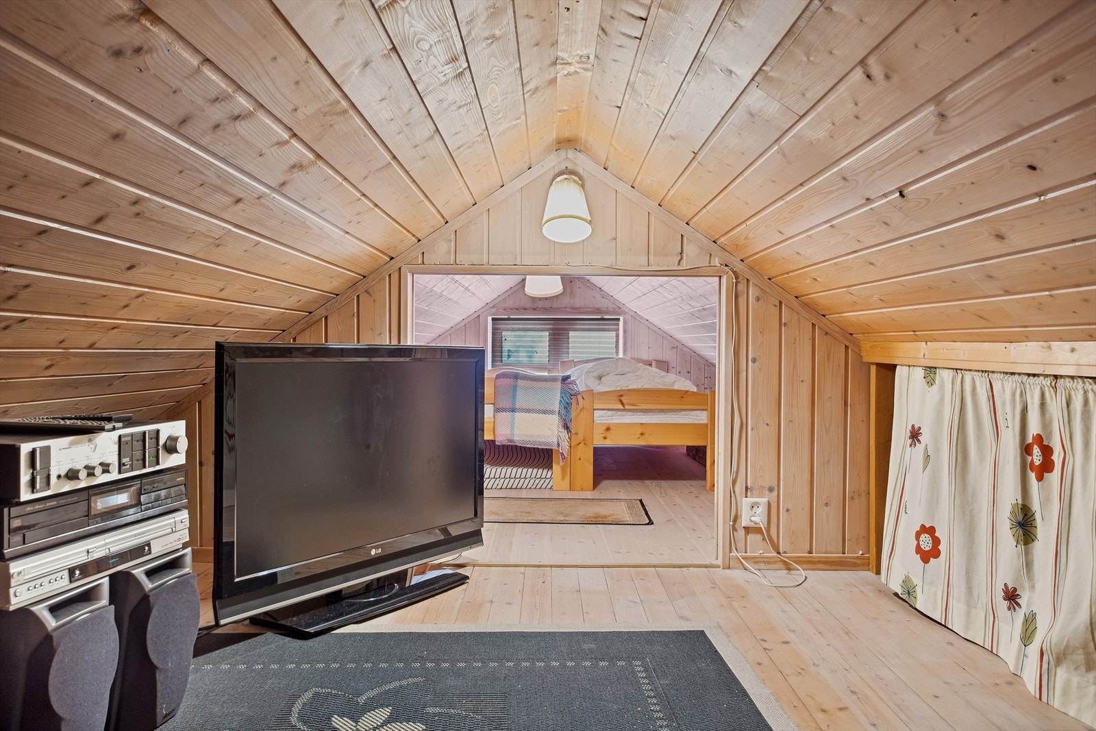 Hems innredet med loftsstue og soveplasser. Galleribilde