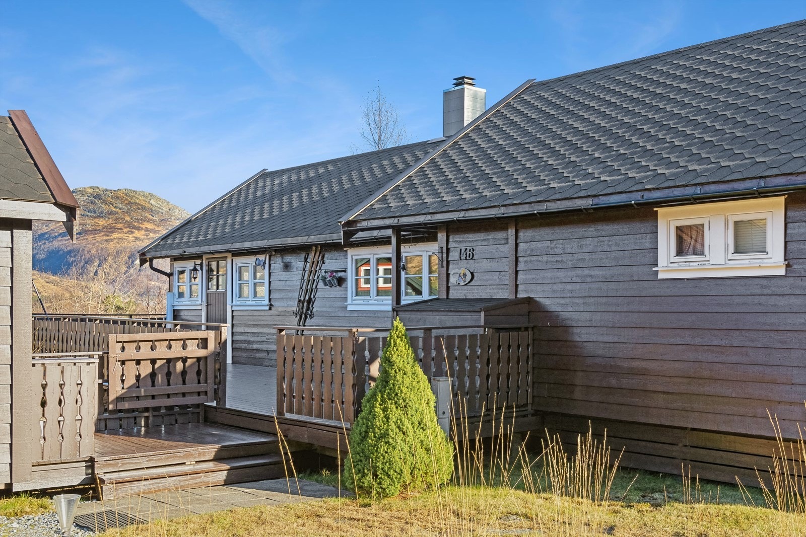 Velholdt hytte oppført i 1995 og tilbygd i 2005. Taktekking fra 2020. Galleribilde