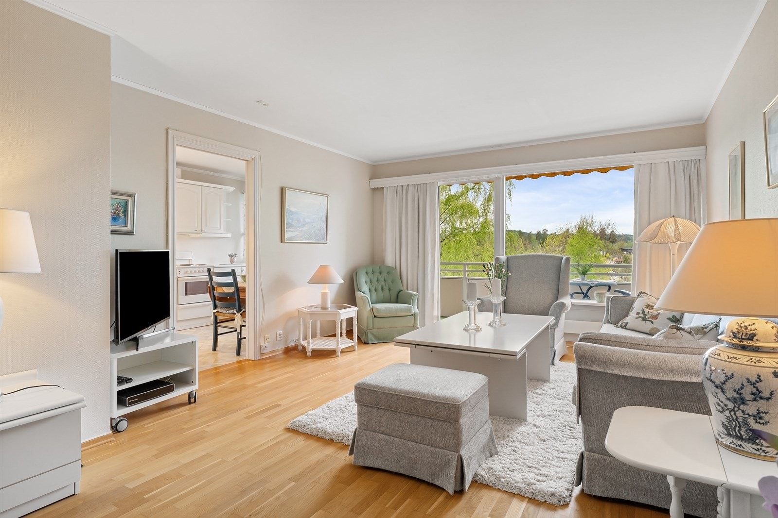 Velkommen til Otto Ruges vei 94c - en meget velholdt leilighet i 3. etasje uten gjenboere. Flott utsikt og svært gode sol- og lysforhold! Galleribilde