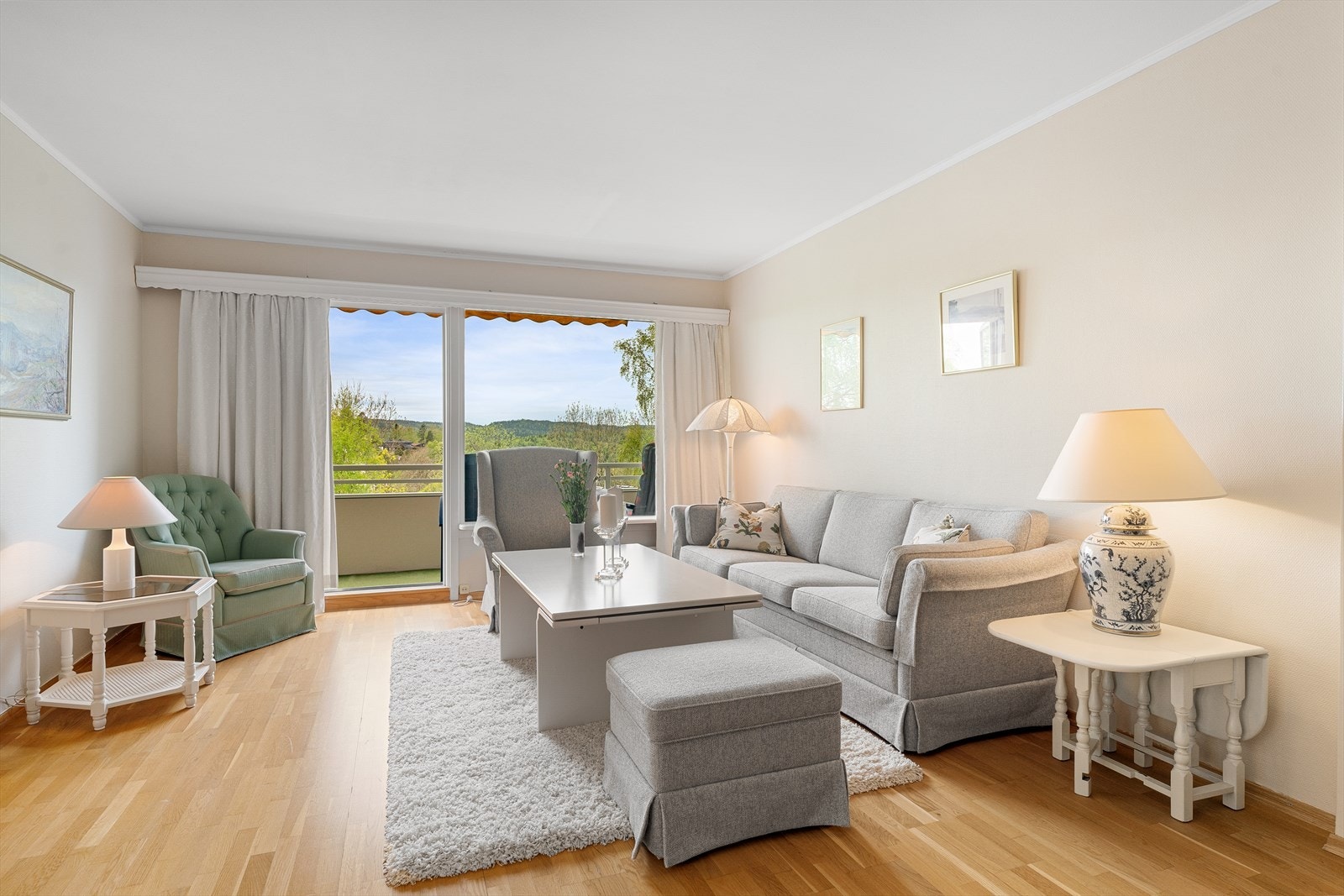 Stuen er romslig med god plass til sittegruppe. Galleribilde