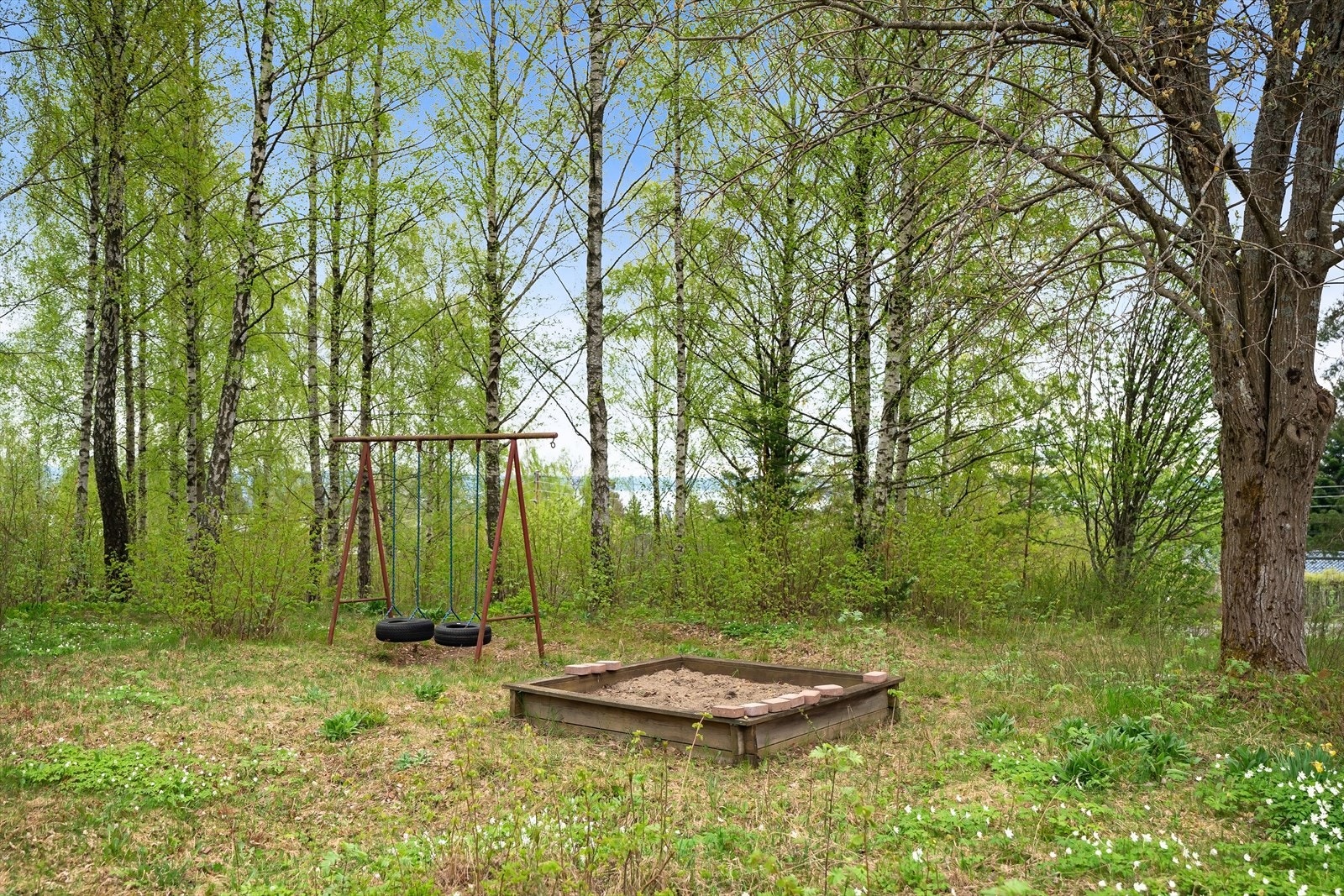 Her er også huske og sandkasse for de små beboere eller besøkende. Galleribilde