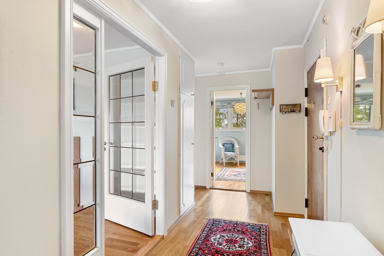 Entré/gang har garderobeskap og opphengsmuligheter for yttertøy. Galleribilde