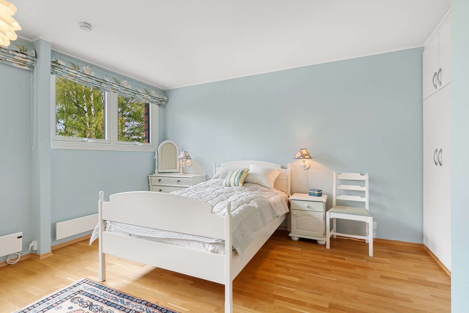 Hovedsoverommet har garderobeskap på 2 sider. Galleribilde